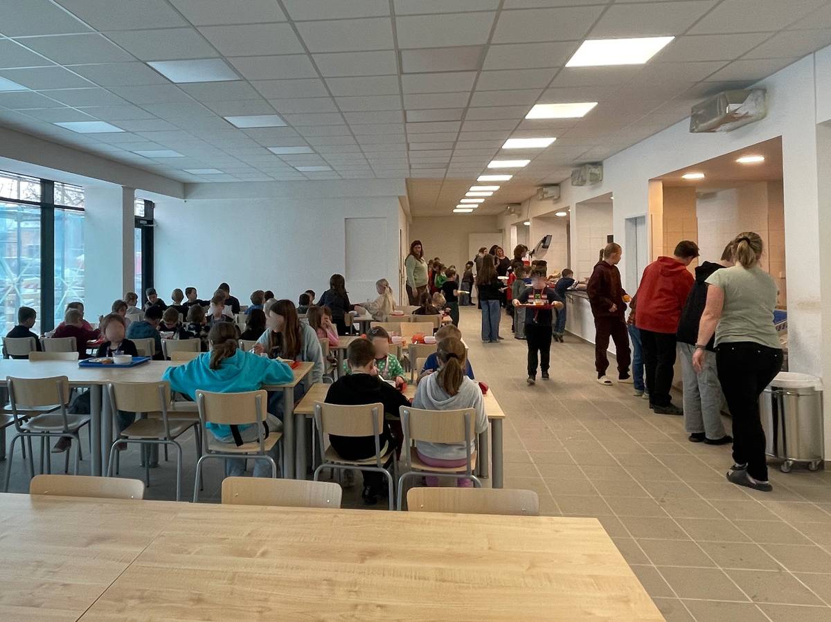 Od 8. ledna děti obědvají v novém prostoru v přízemí nového pavilonu ZŠ. Kapacita je 120 míst (z toho 36 pro nejmenší). Novinkou je samoobslužné vracení nádobí – děti třídí talíře, skleničky, příbory i tácy. Učí se zodpovědnosti, minimalizují zbytky jídla a jsou víc samostatné. Nádobí pak míří do nové tunelové myčky, která celý proces výrazně urychlila. Velké díky všem, kteří přispěli ke zprovoznění jídelny v extrémně napjatém harmonogramu – i o svátcích. Skvělý krok pro děti, školu i kuchyni.