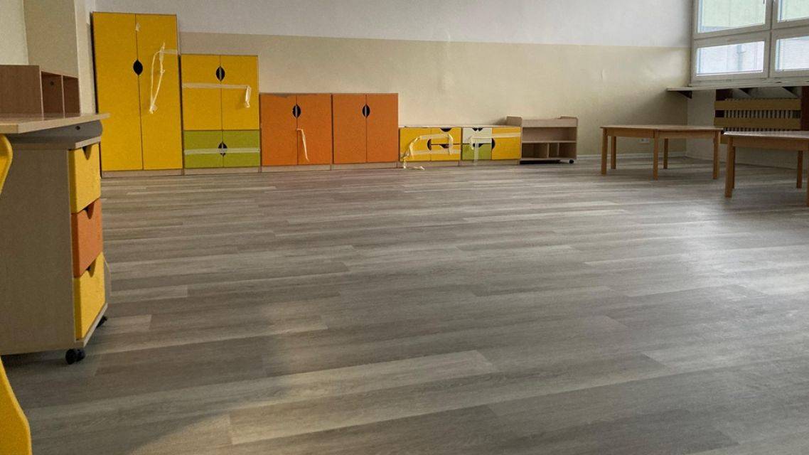 Na prelome rokov 2025 a 2026 sme v štyroch triedach a jednej spálni miestnej materskej školy menili podlahy.
