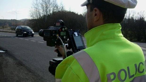 V Kosmonosích v ulici Bradlecká budou Městskou policií Kosmonosy ve spolupráci s PČR probíhat intenzivní kontroly rychlosti projíždějících vozidel. Toto opatření je zavedeno z důvodu velkého množství projíždějících řidičů vysokou rychlostí, kteří ohrožují bezpečnost provozu u autobusové zastávky a chodců, kteří přecházejí a pochybují se na přilehlých chodnících.    Přizpůsobte jízdu předepsané rychlosti!