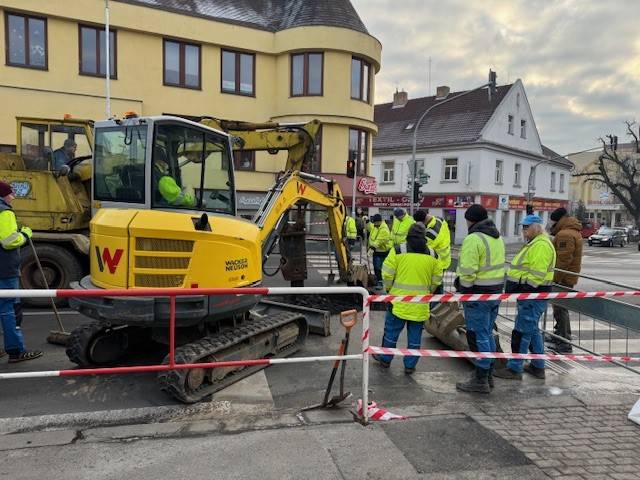Ve středu 7. ledna začala v ulici Politických vězňů oprava prasklého vodovodního potrubí, které poškodily silné mrazy. Závada je již opravena a provoz opět spuštěn.