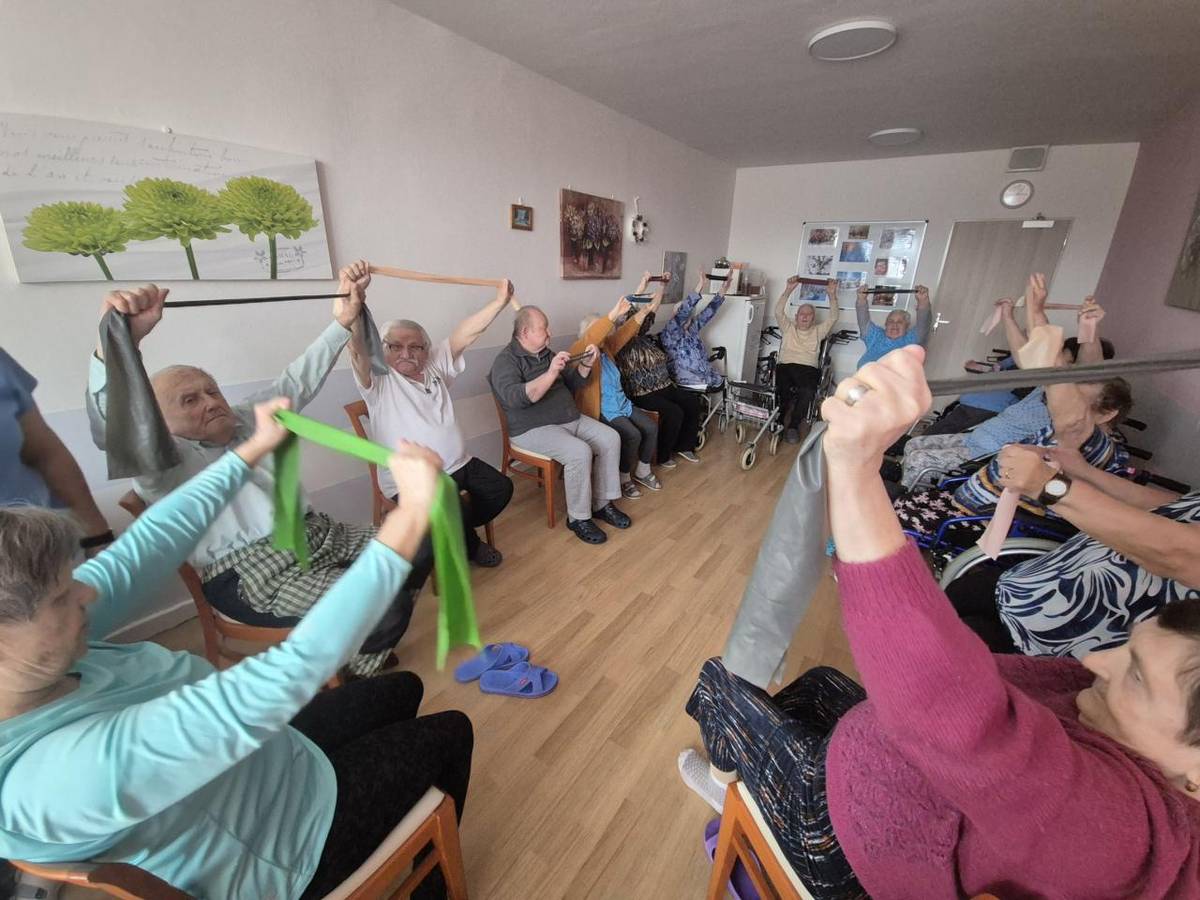 CVIČENÍ PRO RADOST A ZDRAVÍ    Každé úterý k nám docházejí aktivní seniorky ze Sokola, které společně s našimi klienty cvičí a protahují celé tělo. Cvičení je zaměřené na jemné posilování, protažení a udržení pohyblivosti, vše přizpůsobené možnostem a potřebám našich klientů.