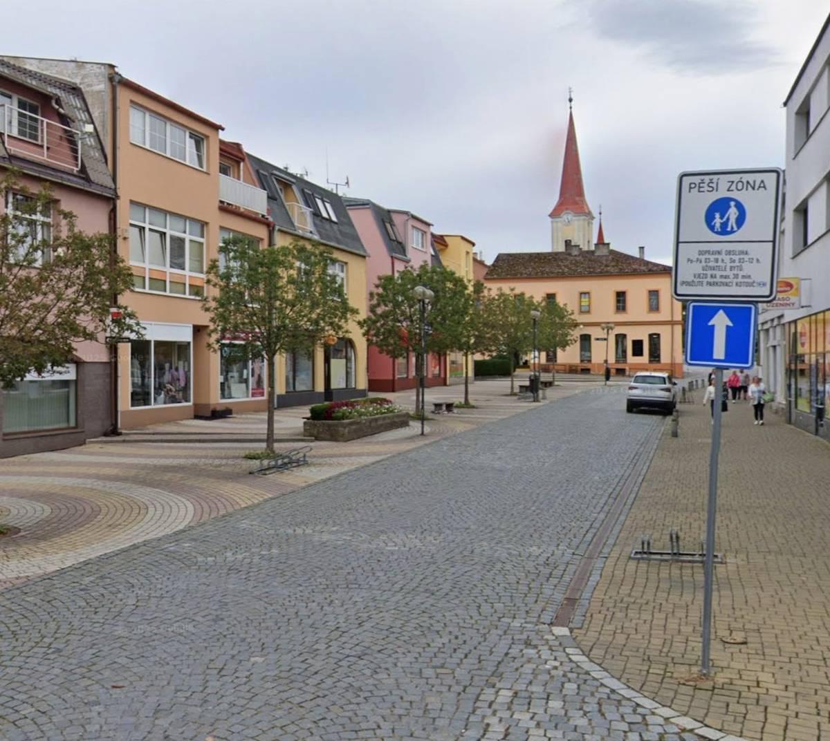 Město uvedlo do provozu nový automatizovaný detekční systém v úseku pěší zóny, v ulici Dolní a Masarykovo náměstí. Zařízení bylo instalováno na konci roku 2025 s cílem zvýšit bezpečnost chodců a zajistit dodržování pravidel silničního provozu v centru. Městská policie začala zpracovávat přestupky zaznamenané tímto systémem v prosinci 2025.   Zákaz průjezdu Zásadní informací pro všechny řidiče je rozdíl mezi povoleným vjezdem a zakázaným průjezdem. I když spadáte do kategorie vozidel s povoleným vjezdem (např. zásobování nebo uživatelé bytů), nesmíte pěší zónou pouze projíždět, tzn. využívat ji jako zkratku.   Kdo má povolen vjezd do pěší zóny?   1.    Rezidenti a místní podnikatelé:   Lidé, kteří mají v pěší zóně trvalé bydliště nebo jsou zde ubytováni. Osoby, které mají za značkou sídlo firmy nebo tam vlastní nemovitost. Vozidla zajišťující dodávky zboží do prodejen, restaurací a skladů umístěných v zóně.     2.    Služby a údržba:   Lékaři při výkonu služby. Opraváři a havarijní služby (plyn, elektřina, voda, internet). Vozidla zajišťující údržbu veřejné zeleně, komunikací a svoz odpadu. Odtahové služby.      3.    Speciální doprava a taxi:   V jednotlivých případech a je-li to naléhavě nutné, vozidla označená parkovacím průkazem pro osoby se zdravotním postižením přepravující tyto osoby – viz. ust. § 67, odst. 7 zákona č. 361/2000 Sb. Vozidla taxislužby (pro vyzvednutí nebo vysazení zákazníka v zóně).     Do pěší zóny tedy mohou vjet pouze vozidla zajišťující dopravní obslužnost a vozidla uživatelů bytů – viz. Vyhláška č. 294/2015 Sb., příloha 6, dodatková tabulka E 13: Je-li na dodatkové tabulce použit text s výrazem "dopravní obsluha", rozumí se tím vozidla zajišťující zásobování nebo lékařské, opravárenské, údržbářské, komunální a podobné služby, vozidla přepravující osobu těžce zdravotně postiženou, vozidla taxislužby a vozidla, jejichž řidiči, provozovatelé nebo přepravované osoby mají v místech za značkou bydliště, ubytování, sídlo nebo nemovitost. Pro dopravní obsluhu platí vjezd v časech uvedených na dopravní značce.   Jak systém funguje? Kamery zaznamenají registrační značku vozidla při vjezdu a výjezdu. Systém po celou dobu průjezdu monitoruje vozidlo, a vyhodnotí-li, že projelo pěší zónou bez opodstatněného zastavení (vyložení zboží, parkování v místě bydliště atd.), strážník městské policie nejprve zkontroluje, zda nedošlo k chybě. Pokud je záznam z automatizovaného systému v pořádku, je odeslán Odboru dopravy a památkové péče Městského úřadu Bystřice pod Hostýnem jako podklad k projednání přestupku ve správním řízení.   Prosíme všechny řidiče, aby respektovali toto dopravní značení a přispěli tak k bezpečnějšímu a klidnějšímu provozu v centru našeho města.     Tomáš Kukačka, velitel Městské policie Bystřice pod Hostýnem  Mgr. Renata Junáková, vedoucí ODPP