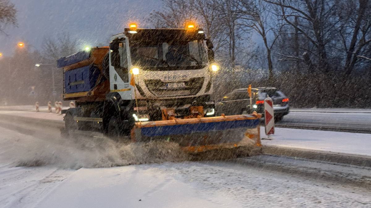 Meteorologická výstraha se naplnila a město Most zasáhlo silné sněžení. Pracovníci technických služeb jsou od brzkých ranních hodin v plném nasazení a zajišťují sjízdnost komunikací i bezpečnost dopravy ve městě. Více informací včetně aktuálních dopravních zpráv ZDE