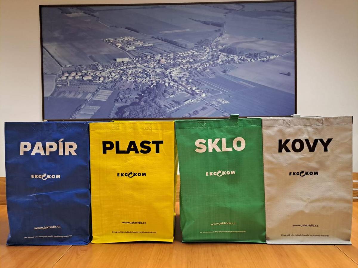 Pro naše občany máme k dispozici speciální tašky na tříděný odpad s potiskem co kam patří. K vyzvednutí jsou na obecním úřadu a jsou zdarma pro každou domácnost. Tak se pro ně zastavte.