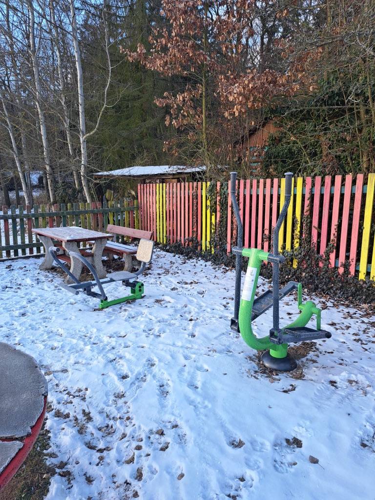 V naší obci bylo otevřeno nové workoutové hřiště, které nabízí širokou škálu cvičebních prvků pro všechny věkové kategorie. Hřiště je ideálním místem pro aktivní odpočinek a posílení fyzické kondice.
