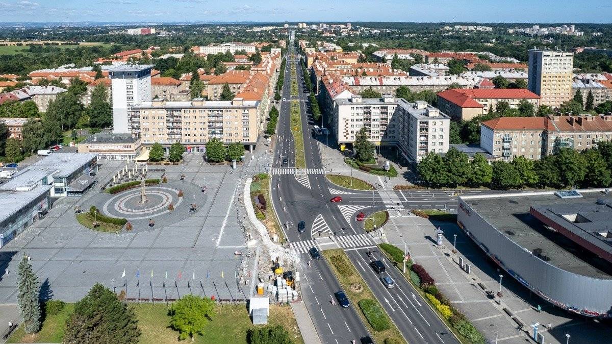 Odbor územního rozvoje informuje občany a vlastníky pozemků o možnosti podat podnět na změnu územního plánu, a to do konce ledna 2026, pokud mají zájem, aby jejich podnět byl zahrnut do připravované Zprávy č. 3 o uplatňování územního plánu. Úplné podněty doručené do uvedeného termínu budou vyhodnoceny v rámci této zprávy, na jejímž základě může být následně rozhodnuto o pořízení změn územního plánu. Současně však informujeme, že podněty na změnu územního plánu je možné podávat průběžně i po tomto termínu. Tyto později podané podněty však již nebudou zařazeny do Zprávy č. 3 o uplatňování územního plánu. V případě podnětů podaných po tomto termínu je další postup následující:   navrhovatel může podat podnět na pořízení změny územního plánu obsahující návrh zadání a potřebná stanoviska (2 stanoviska, vyřizuje krajský úřad) a může být zařazen do samostatné změny územního plánu   pokud podnět na pořízení změny územního plánu návrh zadání a potřebná stanoviska obsahovat nebude, je podnět zařazen k posouzení v rámci následující zprávy o uplatňování územního plánu s tím, že podnět je možné o zadání a stanoviska kdykoli doplnit a podnět tak i zařadit do samostatné změny.   V případě zájmu o podání návrhu na změnu územního plánu kontaktujte odbor územního rozvoje MMH. https://havirov-city.cz/aktuality/do-konce-ledna-je-mozne-podat-podnet-na-zmenu-uzemniho-planu