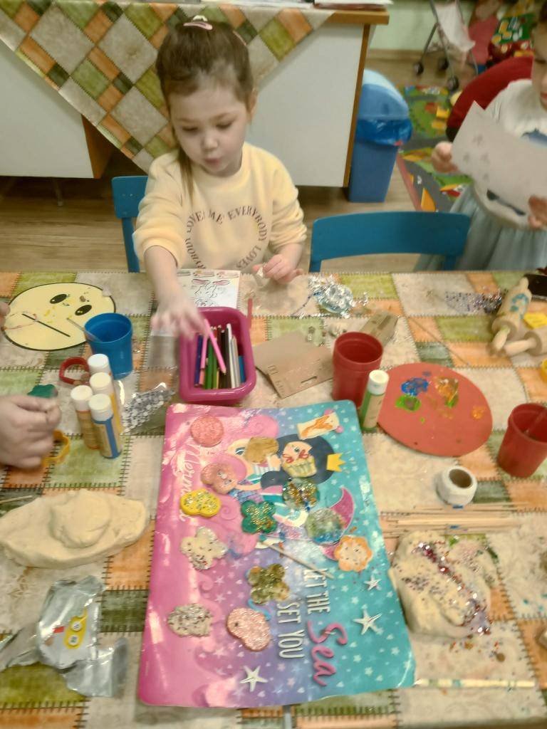 V našej materskej škole sa uskutočnila tvorivá dielnička na tému Vianočné ozdoby, ktorá sa niesla v príjemnej sviatočnej atmosfére a vytvorila priestor na spoločné stretnutie detí, rodičov a pedagógov