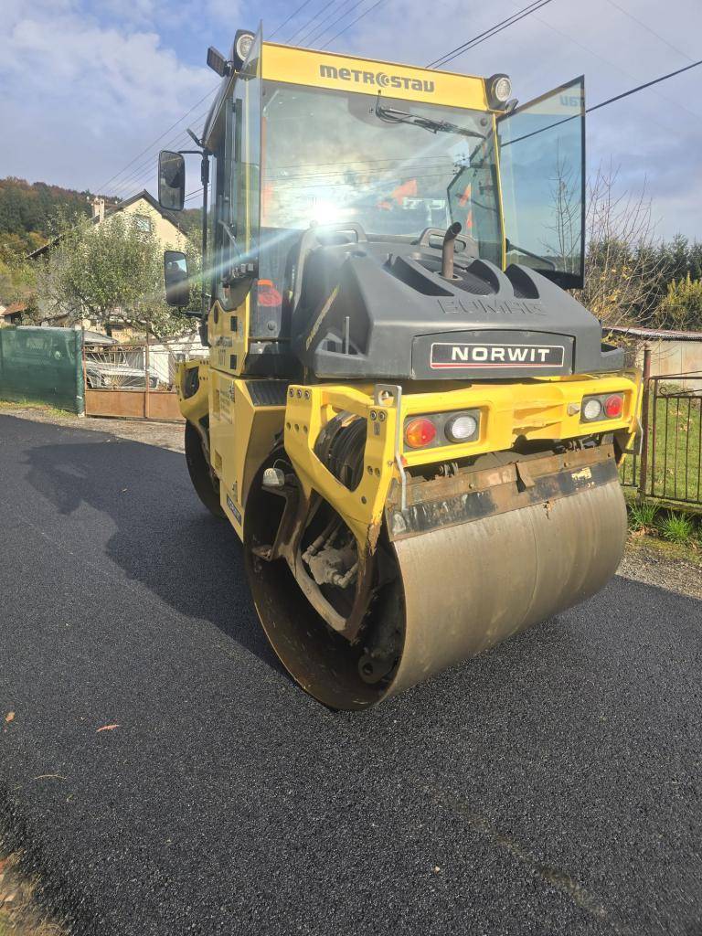 V októbri obec Ostrý Grúň úspešne dokončila opravu miestnej komunikácie Do Žiakov. Cieľom projektu bolo zlepšiť technický stav cesty a zvýšiť bezpečnosť infraštruktúry, najmä prostredníctvom obnovy povrchu vozovky a úpravy odvodnenia.