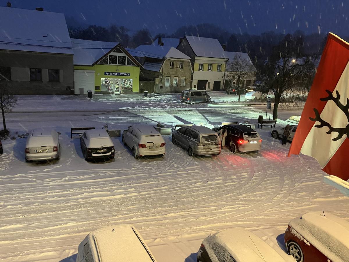 Sníh nás sice trochu zasypal, ale my se nedáme! ❄️🚛 Abychom předešli zmatkům u popelnic, máme pro vás rychlé hlášení. Se svozovou firmou jsme se domluvili na „sněhovém režimu“. Dopoledne chlapi vyvezou plasty a papír a jakmile se trochu víc prohrne, vrhnou se odpoledne (ve Všerubech II. část) na černé popelnice. Takže žádnou paniku, pokud u vás popeláři ještě nebyli – pracujeme na tom, aby bylo do večera hotovo. Kdyby na někoho přece jen zapomněli, písněte nebo zavolejte starostovi. Vydržte, děkujeme za pochopení! 🧤☕