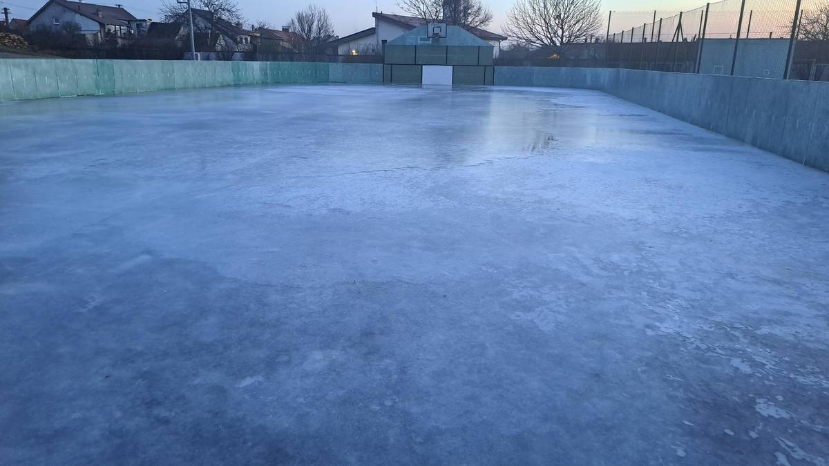 Od dnešního odpoledne je ledová plocha u ZŠ otevřena do 19.00. Pouze pro děti a mládež. Kvalita ledu není zatím tak dobrá, aby snesla plné zatížení. Led u podélných mantinelů se propadá, tak buďte opatrní. Dbejte teké zvýšené bezpečnosti kolem vnějších mantinelů, jsou zde ledové plochy. Od 19.00 bude díky našim obětavým dobrovolníkům probíhat údržba a nástřik plochy. Díky za Vaši obětavost a ochotu.👍👏❤️