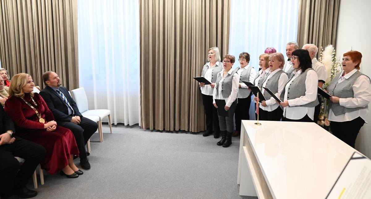 V Obradnej sieni mesta sa konalo slávnostné podujatie pri príležitosti 33. výročia vzniku Slovenskej republiky. Stretnutie bolo dôstojnou pripomienkou historického míľnika, ale aj priestorom na zamyslenie sa nad hodnotami, ktoré nás ako spoločnosť spájajú – zodpovednosťou, spolupatričnosťou a vzájomným rešpektom. Sviatočnú atmosféru prišli podporiť viacerí hostia, medzi nimi starosta obce Omšenie Alojz Marček, evanjelický farár Jaroslav Jurko, poslanci mestského zastupiteľstva a zástupcovia miestnych spoločenských organizácií. Kultúrny program obohatili piesne v podaní Speváckej skupiny Teplička a výber z klenotu slovenskej literatúry – báseň Marína od Andreja Sládkoviča, ktorú predniesla Anna Drevická.