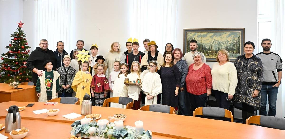 Kolednícka zbierka Dobrá novina má v Trenčianskych Tepliciach dlhoročnú tradíciu a ani uplynulý rok nebol výnimkou. Počas vianočných sviatkov sa do nej zapojili deti a mladí, ktorí navštívili domácnosti, aby priniesli radostnú zvesť o narodení Božieho Syna a zároveň sprostredkovali pomoc tým, ktorí ju najviac potrebujú.  Výťažok zbierky je tento raz zameraný na podporu projektov v Etiópii, jednej z najchudobnejších krajín sveta. Koledníci už 29. rok prinášali do našich domovov nielen spev kolied a požehnanie, ale aj posolstvo solidarity a ľudskej blízkosti. Ich návštevy boli prijímané s radosťou a otvorenosťou, čo svedčí o tom, že myšlienka pomoci má v našom meste pevné miesto. Koledníci už tradične navštívili Mestský úrad v Trenčianskych Tepliciach, aby priniesli radostné posolstvo a požehnanie úradu i zamestnancom mesta.  Dobrovoľné príspevky, ktoré darcovia vložili do pokladničky, budú použité na konkrétne projekty v Etiópii - na zabezpečenie základných služieb tisíckam ľudí v regióne Tigraj, ktorý bol poznačený vojnovým konfliktom a suchom. Tieto projekty pomáhajú zlepšovať životné podmienky najmä tehotným ženám, deťom a zraniteľným rodinám a dávajú im nádej na lepšiu budúcnosť.  Zbierka Dobrá novina však nie je len o finančnej pomoci. Je aj o výchove detí k solidarite, empatii a zodpovednosti za svet okolo nás. Deti sa učia, že aj malý skutok môže mať veľký význam a že Vianoce nie sú len o darčekoch, ale najmä o zdieľaní radosti a pomoci s druhými. Obyvatelia Trenčianskych Teplíc podporili tohtoročnú zbierku  sumou  3 055 eur. Vďaka patrí všetkým koledníkom i darcom, ktorí sa do tejto iniciatívy zapojili. Ich ochota a otvorené srdcia prinášajú kúsok vianočnej radosti tam, kde je najviac potrebná.