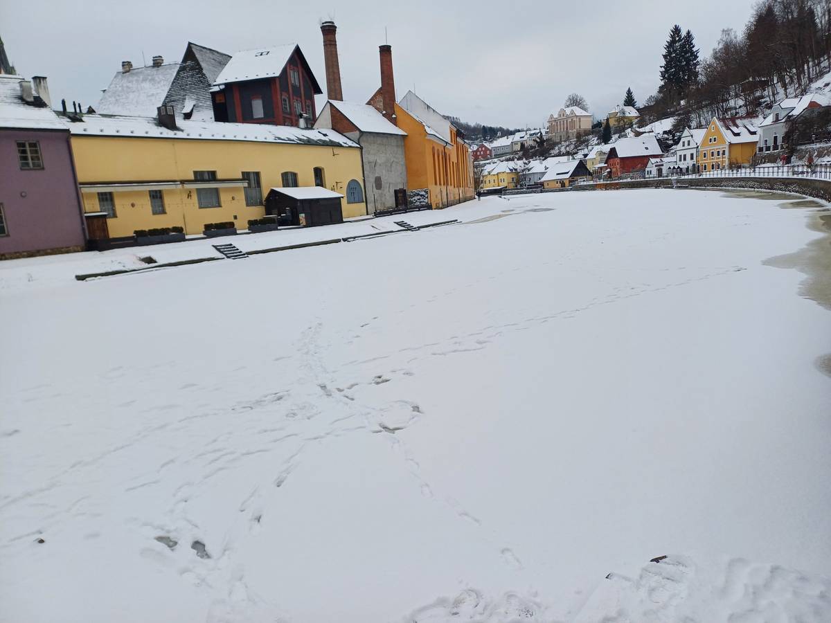 I když může Vltava na první pohled působit zamrzle a lákat ke zkrácení cesty přes led, zdání klame. Led na řece je nepředvídatelný a může se kdykoli prolomit.     „Led na řece je mnohem méně stabilní a jistý než na klidných plochách. Není to dáno jen vnější teplotou, ale i množstvím tekoucí vody. Tekoucí voda je teplejší, nezamrzá a dokáže led nad sebou povolit, což představuje vážné riziko,“ varuje starosta Alexandr Nogrády.     Dávejte na sebe pozor a zbytečně neriskujte.