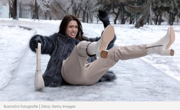 Meteorologická situace: Frontální systém bude postupovat přes střední Evropu k východu a po přední straně brázdy nižšího tlaku vzduchu nad západní Evropou k nám bude proudit od jihozápadu teplejší vzduch. Silná ledovka - vysoký stupeň nebezpečí - 12.1. 16:00 - 13.1. 07:00 hod. Popis: Při úhrnech mrznoucího deště 2 až 5 mm se bude tvořit silná ledovka. Doporučení: Nebezpečí četných úrazů při chůzi a vysoké nehodovosti. Možné výpadky v dodávce elektřiny, zásobování, a zdravotnických služeb. Možné lámání větví stromů. Doporučuje se omezit vycházení ven a jízdy autem jen na nezbytné případy. V případě nutnosti jízdy sledovat dopravní zpravodajství a jezdit mimořádně opatrně. Počítat s výrazným prodloužením doby jízdy.
