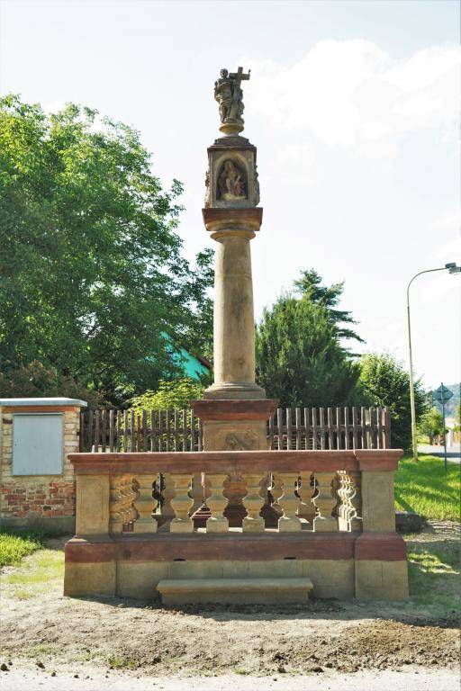 Boží muka s reliéfy v nikách - druhá část II. etapy restaurátorského zásahu - restaurátorská rekonstrukce původní balustrády