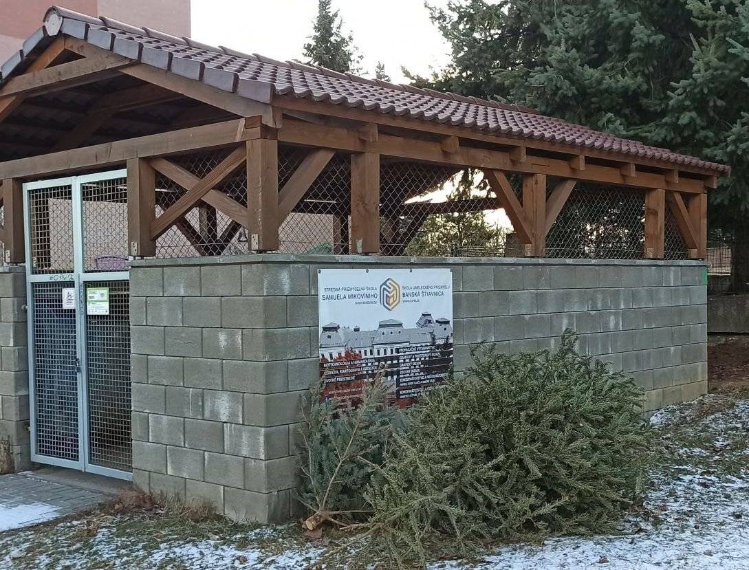 Vážení obyvatelia, vianočné obdobie je za nami a pomaly odkladáme vianočnú výzdobu v našich domácnostiach.  Radi by sme vás informovali, že použité živé vianočné stromčeky môžete doviezť na zberný dvor (ul. Antolská 46, Banská Štiavnica) alebo dať ku stojiskám (nie do stojiska!) kontajnerov na komunálny odpad v meste.   ❗️Stromček musí byť čistý, zbavený všetkých ozdôb, kovových a plastových zvyškov ozdôb.   ‼️Umelé stromčeky sa neberú.   ♻️ Zo živých stromčekov bez znečisťujúcich prímesí sa vyrobí v mestskej kompostárni kompost vhodný do záhrad.