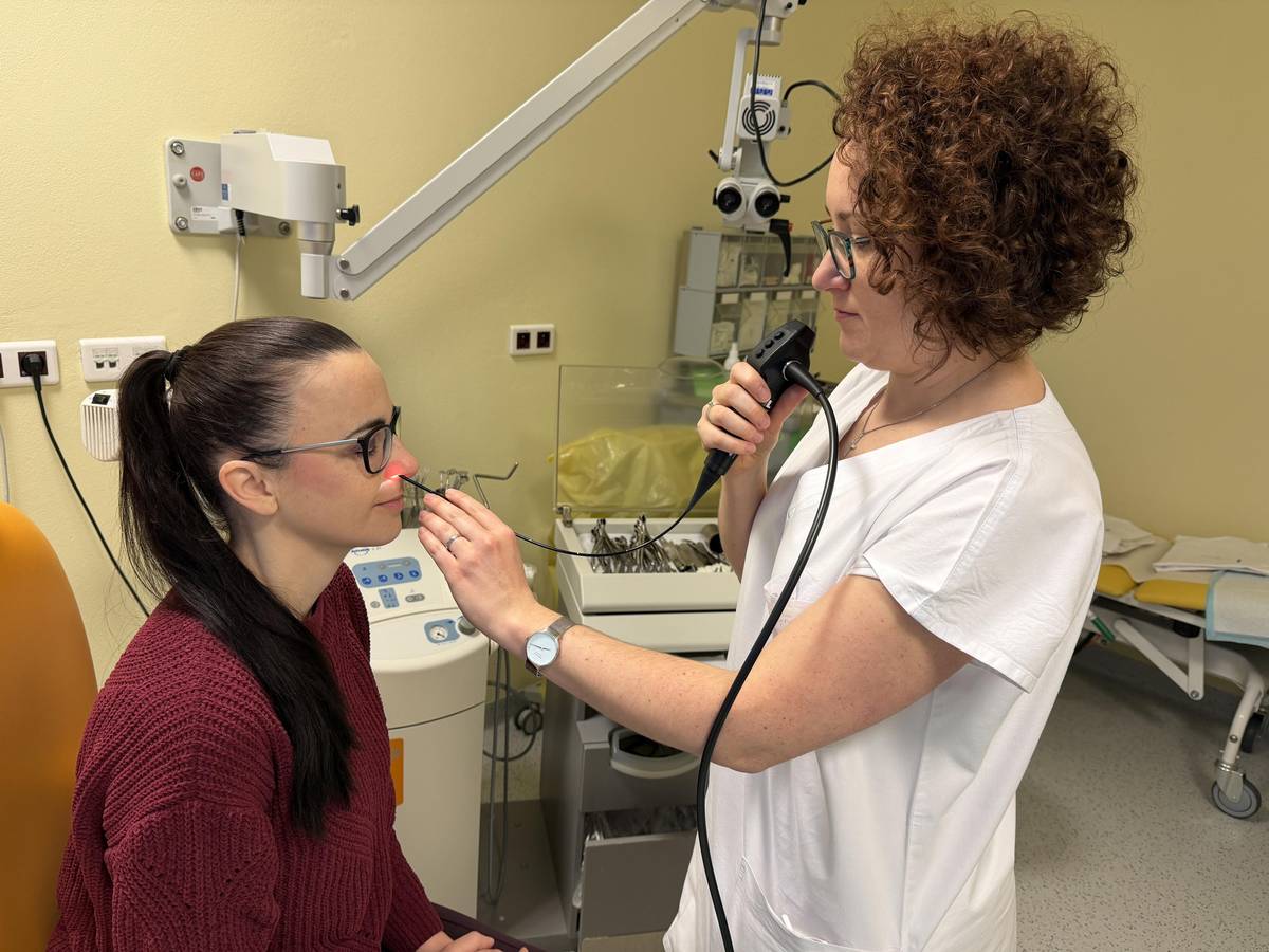 Nemocnice Třebíč otevřela nové foniatrické pracoviště zaměřené na poruchy sluchu a hlasu. Ambulance sídlí v budově C, v přízemí (č. 8 a 13), ordinuje v pondělí a úterý od 7.30 do 15.00 pro objednané pacienty. Objednání je možné na telefonu 568 809 447. Čekací doba je aktuálně přibližně jeden měsíc. Rozšíření výrazně zlepšuje dostupnost specializované péče v regionu.