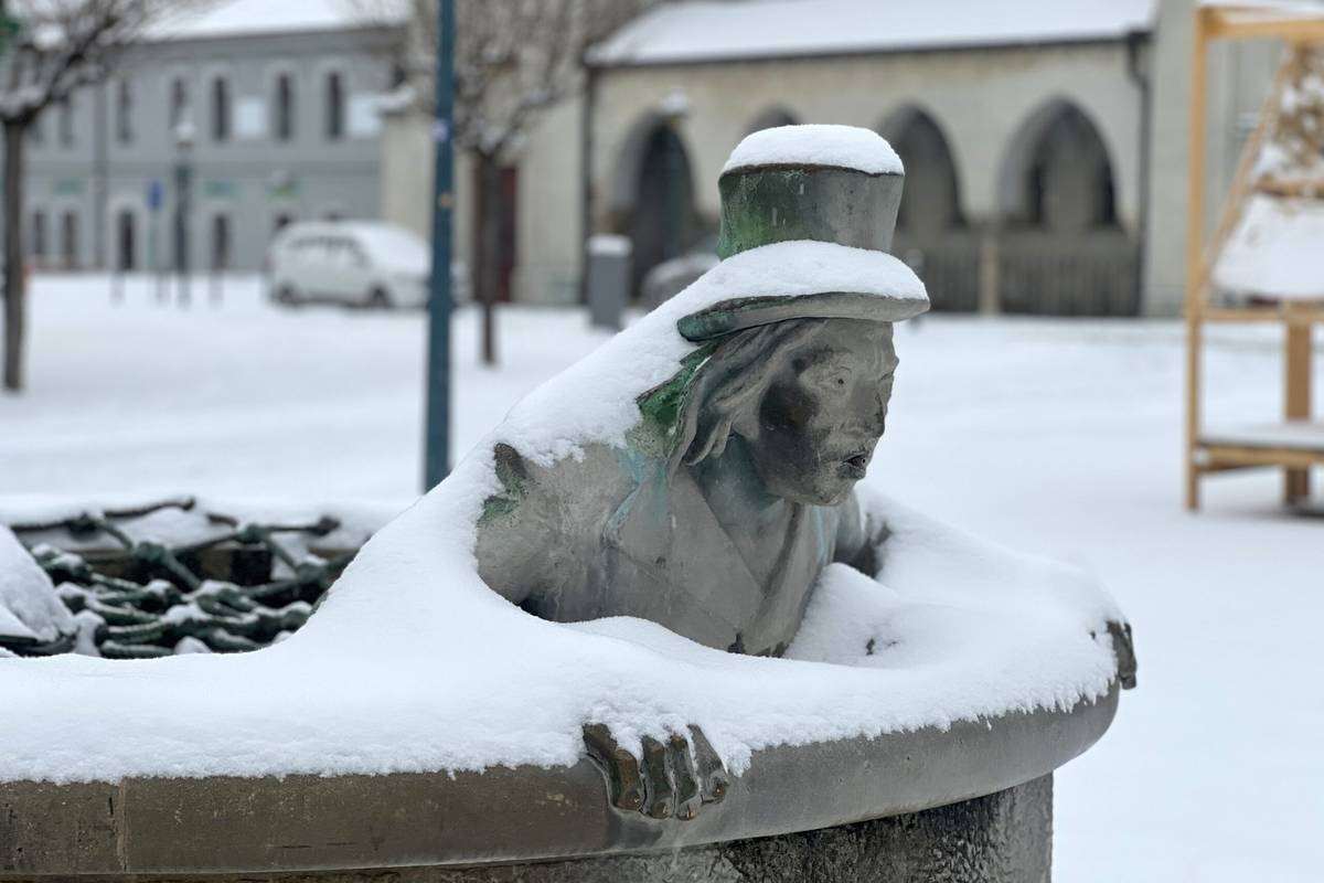 Zimnú údržbu na komunikáciách v správe mesta zabezpečuje Marius Pedersen. Údržba sa počas neutíchajúceho sneženia sústredila predovšetkým na cesty a chodníky v I. kategórii dôležitosti. Niekoľkokrát sa upravovali cesty, po ktorých vedú autobusové linky, zásobovacie trasy obchodnej siete, ulice spájajúce sídliská, cesty vo svahoch a pod. Údržba sa opakovala na chodníkoch v centrálnej mestskej zóne, na chodníkoch v blízkosti [...]Čítať viac...