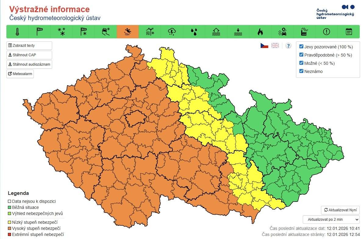 Český hydrometeorologický ústav upozorňuje, že v době od 12.1.2026 od 16:00 hodin do 13.1.2026 do 7:00 hodin, při úhrnech mrznoucího deště 2 až 5 mm se bude tvořit silná ledovka. Doporučení: Nebezpečí četných úrazů při chůzi a vysoké nehodovosti. Možné výpadky v dodávce elektřiny, zásobování, a zdravotnických služeb. Možné lámání větví stromů. Doporučuje se omezit vycházení ven a jízdy autem jen na nezbytné případy. V případě nutnosti jízdy sledovat dopravní zpravodajství a jezdit mimořádně opatrně. Počítat s výrazným prodloužením doby jízdy.