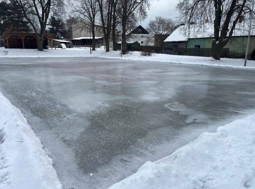 Oznamujeme občanům, že led za víceúčelovou budovou na sokolském hřišti je připraven. Již nyní si můžete přijít zabruslit. Bruslíme do 20:00 hodin.