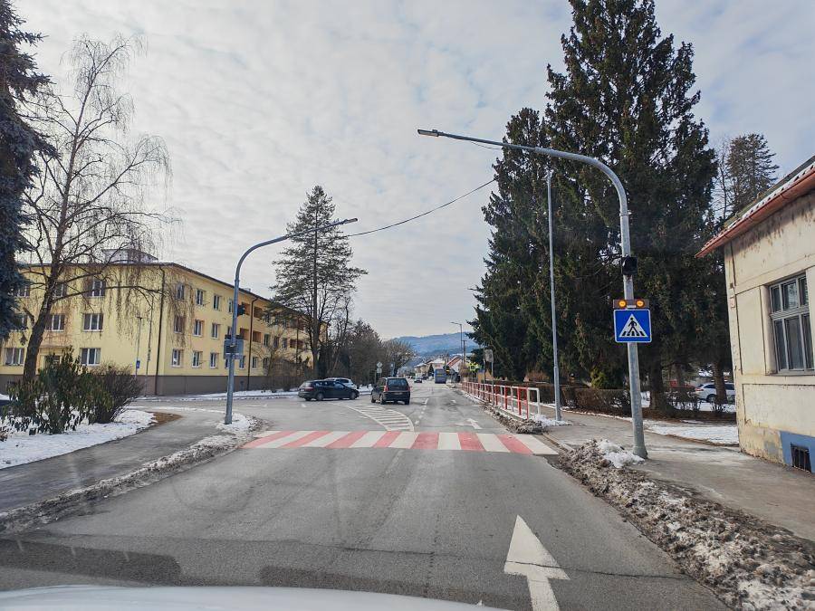 Oddelenie dopravy a služieb zabezpečilo v decembri doplnenie blikajúceho signalizačného osvetlenia na dvoch priechodoch pre chodcov na ul. Komenského ...