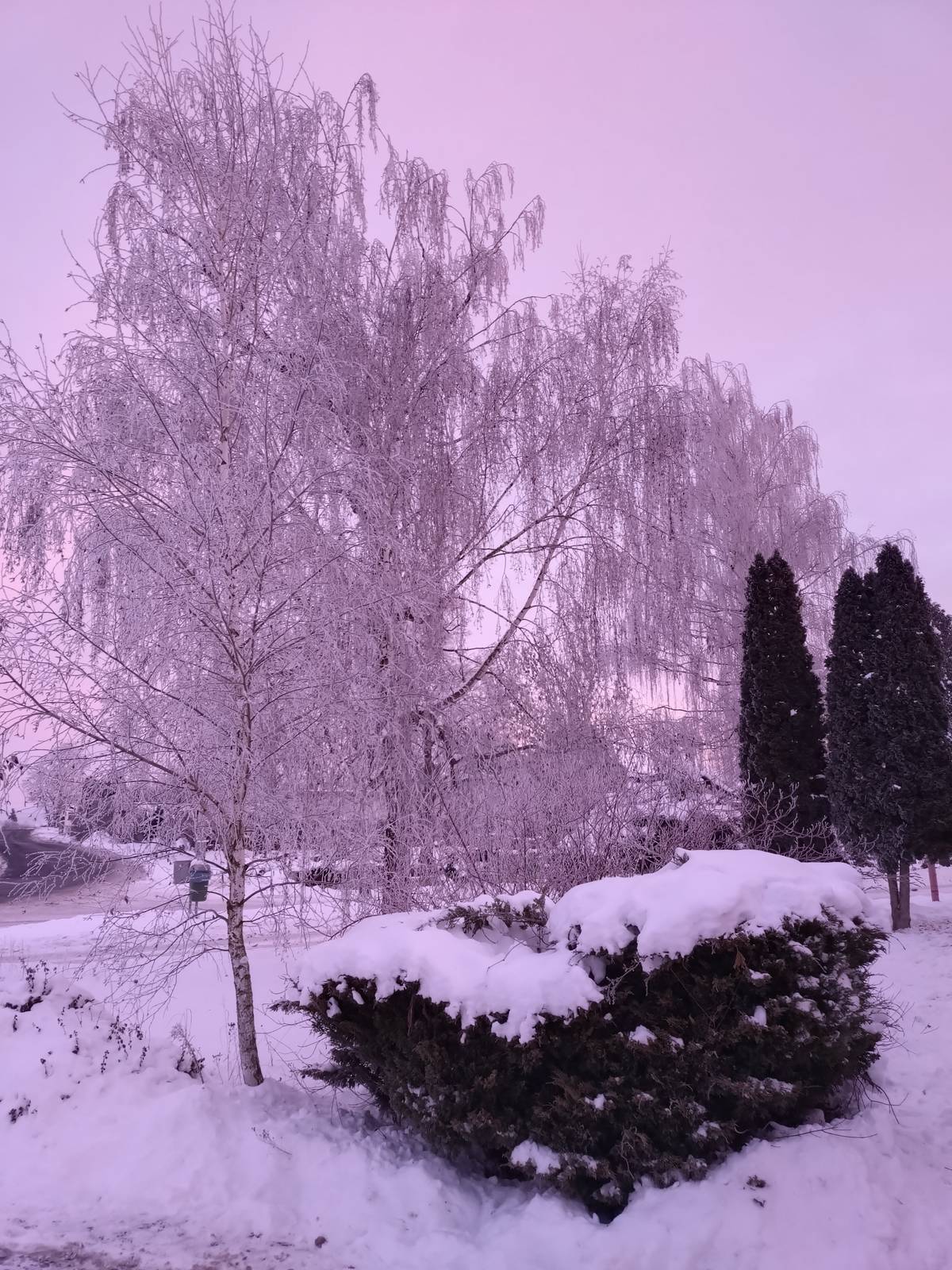 Milí hrobečtí a rohatečtí, moc Vám děkuji za Váš velký podíl na úklidu chodníků od štědré víkendové sněhové nadílky.   Vzhledem k předpovědi počasí, kdy se po silných mrazech očekává oteplení a déšť, provádíme preventivní posyp komunikací ještě před začátkem srážek.   Cílem je snížit riziko vzniku ledovky, která by při dešti na zmrzlý povrch mohla výrazně ohrozit bezpečnost chodců i řidičů.   I když posypová sůl při velmi nízkých teplotách sama o sobě led nerozpouští, při následném oteplení a dešti se aktivuje a pomáhá zabránit vytvoření souvislé ledové vrstvy. Posyp je proto důležitým preventivním opatřením.   Děkujeme občanům za pochopení a zvýšenou opatrnost při pohybu v obci.   Krásný mrazivý den!   KH