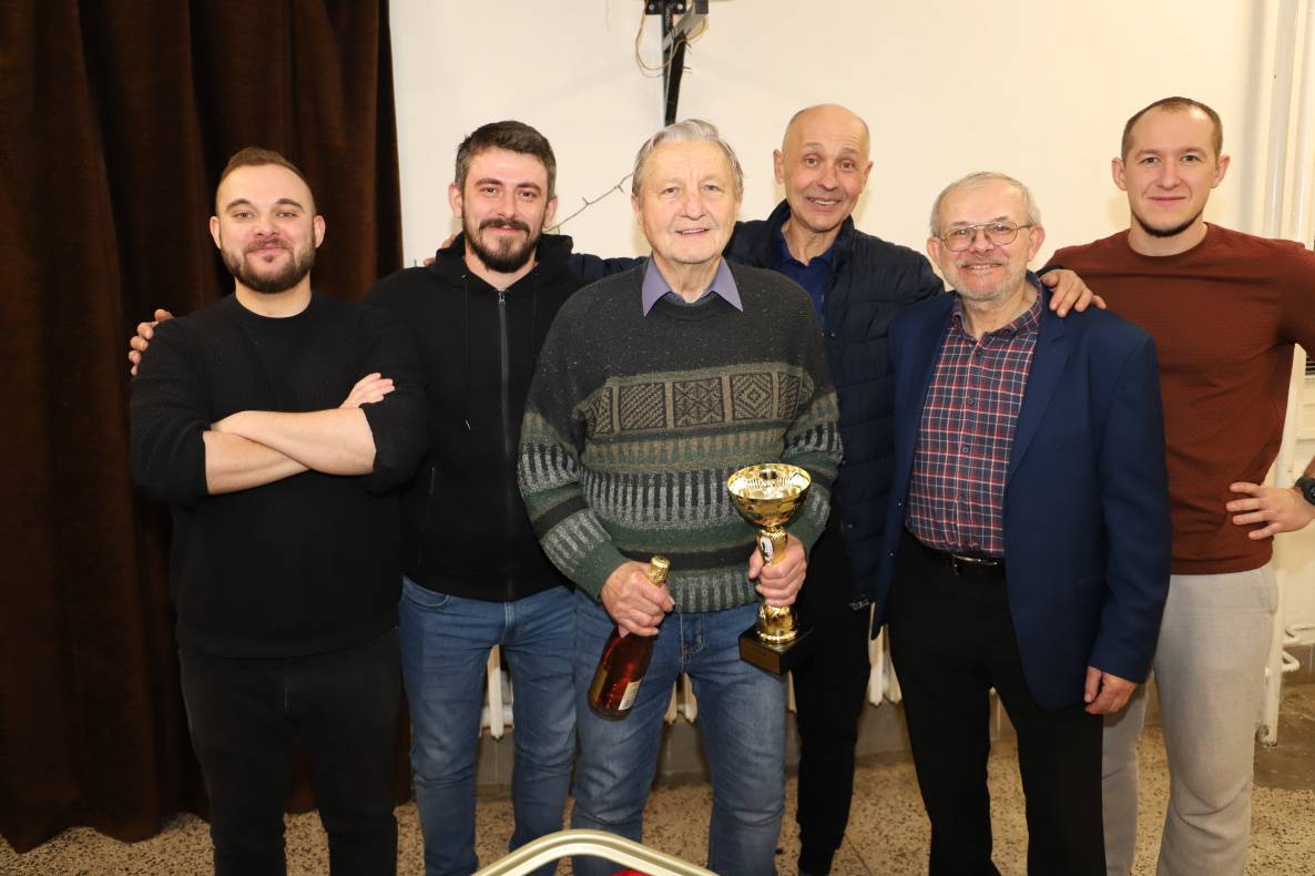 Šach – kráľovská hra s bohatou históriou – si po stáročiach vývoja našiel svoje miesto aj v našej obci. Koncom decembra sa dom kultúry stal dejiskom napínavého turnaja, ktorý rozhodol o novom šachovom majstrovi obce.