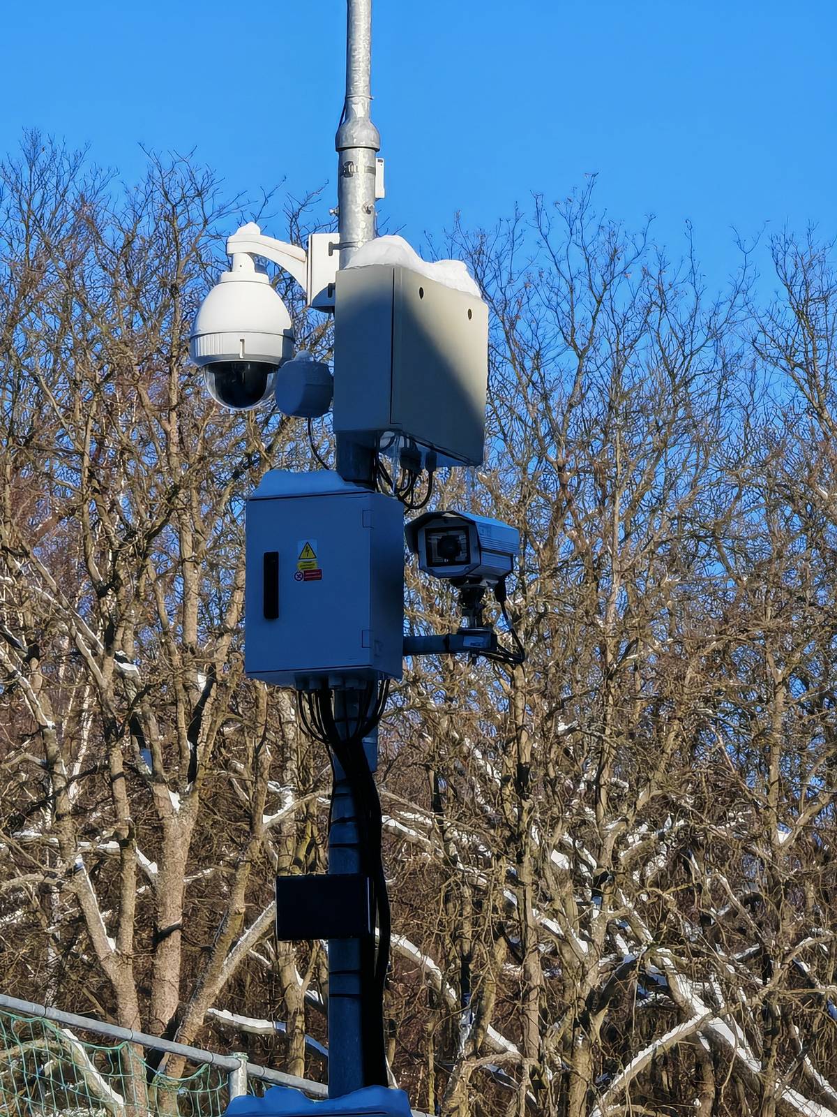 Vážení řidiči,   od června loňského roku jsou na území města v provozu dva radary na měření rychlosti. Jsou umístěny u škol, kde dohlížejí na dodržování snížené rychlosti 30 km/h v době vyučování, a mimo tuto dobu kontrolují nejvyšší povolenou rychlost v obci. Do konce roku bylo prostřednictvím těchto zařízení zjištěno více než 29 000 přestupků. Tento počet jasně ukazuje, že k překračování rychlosti dochází velmi často — a to i tam, kde je nezbytné dbát maximální opatrnosti.   Apelujeme proto na všechny řidiče, aby dodržovali stanovené rychlostní limity, přizpůsobovali jízdu aktuálním podmínkám a byli ohleduplní ke svému okolí. Nedodržením rychlosti neriskujete pouze pokutu, ale především zvyšujete riziko dopravní nehody s možnými následky na zdraví a životech ostatních účastníků silničního provozu.   Pokud vám již byla doručena výzva k úhradě určené částky za zjištěný přestupek, věnujte prosím pozornost lhůtě splatnosti. Částka nebude nijak připomínána. Nebude-li zaplacena včas nebo vůbec, bude zahájeno přestupkové řízení, ve kterém mohou být ukládány výrazně vyšší sankce.   Děkujeme všem řidičům, kteří jezdí opatrně, respektují pravidla silničního provozu a přispívají tak k bezpečnosti v Litvínově. Vaše ohleduplnost má smysl — pomáhá chránit zdraví i životy nás všech.