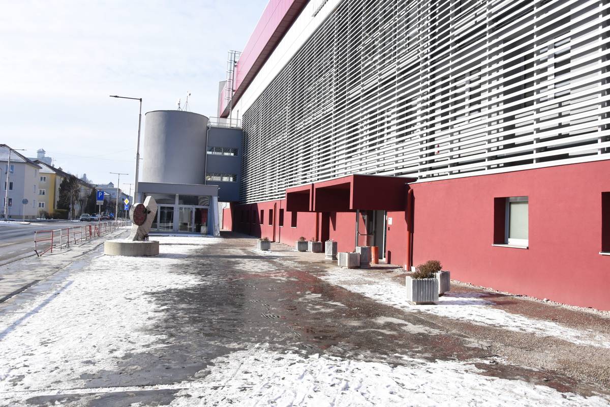 Odstraňovanie starého asfaltového povrchu je v pláne už v najbližších dňoch. Stavenisko bude zabezpečené tak, aby návštevníci štadióna boli obmedzení len v minimálnej miere. Režim prevádzky štadióna nebude žiadnym spôsobom dotknutý. Po tom, ako sme v štyroch etapách kompletne zrekonštruovali Zimný štadión Pavla Demitru, obnovíme aj jeho okolie. Starý asfalt nahradí dlažba. Do priestoru osadíme päť lavičiek s menami hokejistov [...]Čítať viac...