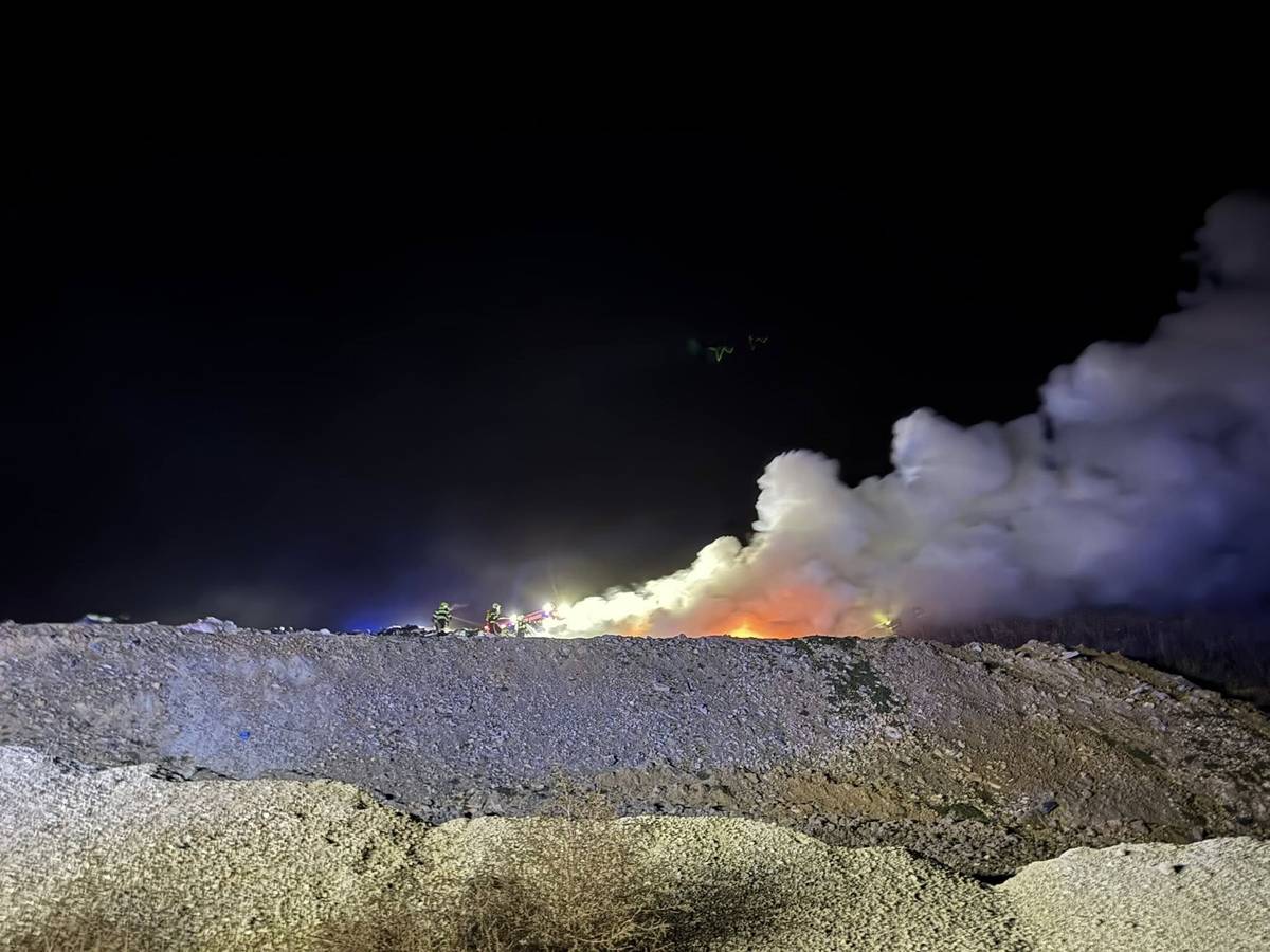 Upozornění pro všechny občany: Důrazně upozorňujeme, že je přísně zakázáno odkládat do nádob na komunální odpad žhavý nebo nedostatečně vychladlý popel. Na skládce odpadů v obci Únanov došlo k rozsáhlému požáru, který byl způsoben právě žhavým popelem a jehož likvidace si vyžádala zásah několika sborů profesionálních i dobrovolných hasičů. Žádáme občany o maximální obezřetnost a dodržování tohoto zákazu, aby nedošlo k ohrožení zdraví, majetku a životního prostředí. Děkujeme za pochopení.