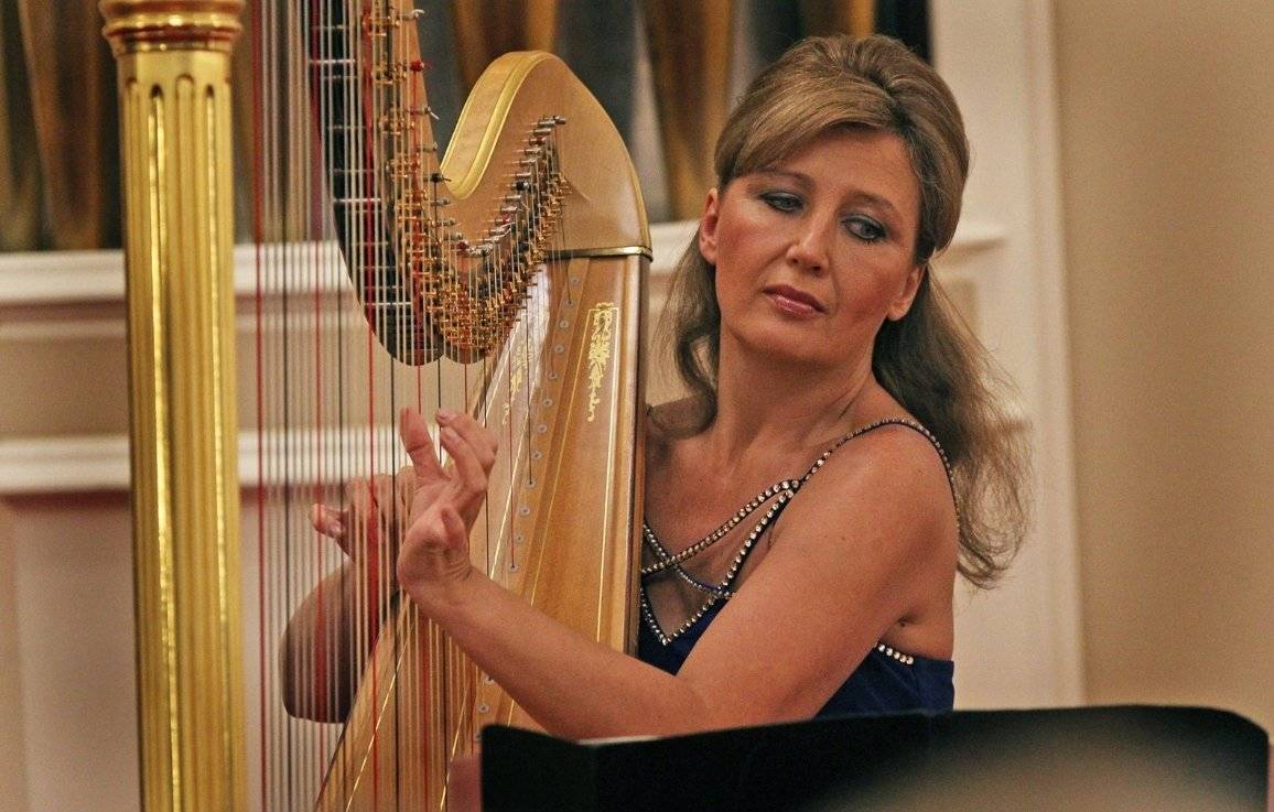 Divadlo Horní Počernice pondělí 12. ledna v 18 hod. Tradiční koncert světové harfistky a počernické rodačky. Hostem večera bude Pavel Žalman Lohonka. Letošními hostem harfistky Jany Bouškové bude Pavel Žalman Lohonka. Dále zahrají Jiří Boušek (flétna), Filip Kubita (housle), David Kubita (housle) Harfistka Jana Boušková je fenoménem mezinárodní harfové scény. Není mnoho českých umělců, kteří by ve svém oboru dosáhli na světové úrovni natolik výsadního postavení, a tak výjimečným způsobem reprezentovali Českou republiku v zahraničí jako právě Jana Boušková. Jana Boušková se díky výrazným uměleckým úspěchům rychle stala velmi žádanou harfistkou vystupující na renomovaných světových pódiích nejen sólově, ale i komorně s interprety, jako např. Maxim Vengerov, Jurij Bashmet, Patrick Gallois, Josef Špaček, Jiří Bárta, Christian Tetzlaff, Sharon Kam, či již zmíněný Mstislav Rostropovič. Získala přední ocenění na nejvýznamnějších harfových soutěží (Zlatá medaile na Mezinárodní harfové soutěži v USA v roce 1992 a 2. cena na Mezinárodní harfové soutěži v Israeli v tomtéž roce). Mezi další četná ocenění patří i vítězství v Concours International de Musique de Chambre v Paříži a v Torneo Internazionale di Musica v Itálii. Za mimořádné koncertní úspěchy a přínos v rozvoji hry na harfu získala ocenění ve Švýcarsku. V Čechách jí bylo uděleno jako první interpretce klasické hudby vůbec ocenění nejvýznamnějších žen České republiky. Od roku 2005 je Jana sóloharfistkou České filharmonie. Pravidelně vystupuje sólově i v komorních sestavách na významných domácích i světových koncertních pódiích a festivalech. Mezi nejvýznamnější patří její sólové recitály v Alice Tully Hall – Lincoln Center (New York), v Theatre Châtelet v Paříži, ve vídeňském Musikvereinu, na festivalech Pražské jaro, Smetanova Litomyšl nebo Berliner Festtage. Je častým hostem komorních koncertů festivalu Spannungen v Německu, Mezinárodního festivalu v Parnu (Estonsko). Parry Sound v Ontariu, Festival des Lauréats Juventus Cambrai nebo Elba Isola Musicale d´Europa, v Théâtre de la Ville. Jako sólistka orchestrů (např. České filharmonie, PKF - Prague Philharmonia, Budapešťské filharmonie, Stuttgartské filharmonie, Lucernského symfonického orchestru, Kolínské komorní filharmonie, Chicago Sinfonietty, Amsterdam Sinfonietty, Israel Philharmonic Orchestra, MDR Symphonieorchester Leipzig či Tokyo Chamber Orchestra) vystoupila v sálech Carnegie Hall v New Yorku, Berlínské a Kolínské filharmonie, Suntory Hall v Tokiu, v Gewandhausu v Lipsku, v Symphony Center v Chicagu, Concertgebouw v Amsterdamu, pražském Rudolfinu a mnohých dalších. Široký repertoár Jany Bouškové obsahuje díla všech období, mnoho současných českých i zahraničních autorů zkomponovalo skladby přímo pro ni. Je autorkou úprav některých symfonických básní Mé vlasti pro harfu. Jana Boušková nahrála přes dvě desítky CD pro domácí i zahraniční firmy, natáčí pro rozhlasové a televizní společnosti.  Hraje na nástroj americké firmy Lyon & Healy, který získala za vítězství v USA International Harp Competition v roce 1992 a je rovněž oficiální tváří této prestižní společnosti. Vedle koncertování se Jana Boušková věnuje pedagogické činnosti a současně vyučuje na Královské konzervatoři v Bruselu a je docentkou na Hudební fakultě Akademie múzických umění v Praze. Je pravidelně zvána k účinkování na světových harfových kongresech a sympoziích. Jana Boušková absolvovala konzervatoř v Praze a Ostravskou univerzitu ve třídě profesorky Libuše Váchalové. Ve studiu posléze pokračovala na renomované Indiana University u profesorky Susann McDonald.