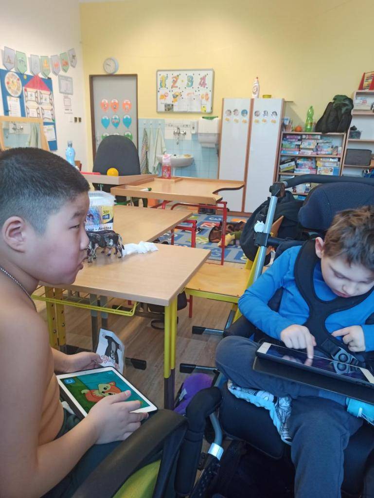 Procvičování doplňování tvarů, puzzle a další aktivity na tabletu, telefonu nebo PC.