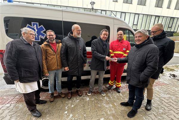 Nemocnice Pelhřimov obnovila svůj vozový park o nové sanitní vozidlo Renault Master IV, které bylo pořízeno díky dlouhodobé a systematické podpoře města Pelhřimova. Symbolické předání klíčů se uskutečnilo 13. ledna za přítomnosti významných hostů – Jiřího Běhounka, radního Kraje Vysočina pro oblast zdravotnictví, Ladislava Meda, starosty města Pelhřimova a Radima Hoška, ředitele Nemocnice Pelhřimov. Nová sanitka výrazně přispěje ke zkvalitnění přepravy pacientů a zvýšení komfortu i bezpečnosti při transportech.