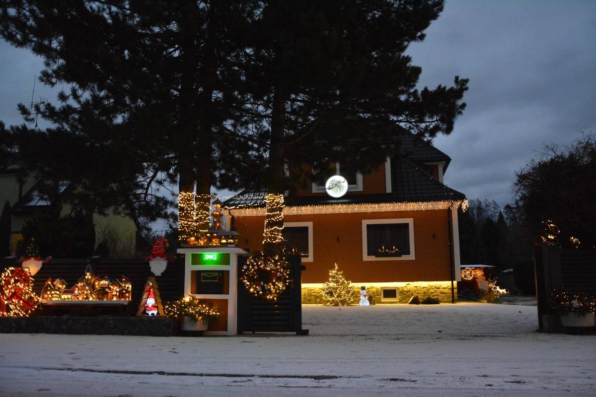 ⏰Hlasování je u konce a my bychom chtěli poděkovat všem, kteří se do vánoční soutěže zapojili. Každá vánoční výzdoba byla jedinečná a měla své vlastní kouzlo. Zároveň děkujeme soutěžícím i hlasujícím, kteří svými hlasy pomohli vybrat výherce a společně tak přispěli k vytvoření krásné vánoční atmosféry v našem městě.     🏆Zde jsou naši vítězové soutěže o Nejkrásnější vánoční výzdobu.     👉Výherci budou zároveň kontaktováni e-mailem ohledně vyzvednutí výhry. Výherní fotografie budou zveřejněny také  v únorovém vydání Frýdlantských novin 2026.     🎉Výhercům ještě jednou srdečně gratulujeme.     Těšíme se na další soutěže a Vaši účast!😊