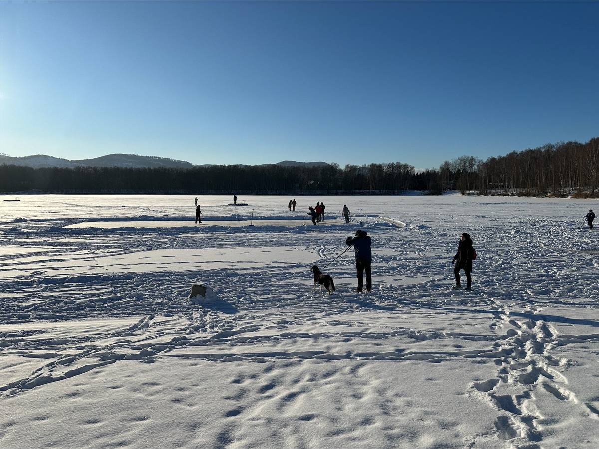 Vodní nádrž Kristýna byla v uplynulých dnech vyhledávaným místem nejen pro otužilce, ale také pro bruslaře. Teploty v minulém týdnu klesaly až k −14 °C, nyní se však situace mění. Nastává obleva, která by podle předpovědi měla trvat déle než týden. S tím výrazně roste riziko oslabení ledu, a proto apelujeme na všechny návštěvníky, aby byli při vstupu na zamrzlé plochy maximálně opatrní. Zajímavý a poučný článek o tom, jak se bezpečně chovat na zamrzlých rybnících a jezerech, připravila profesionální hasička Alena Sládková z Hasičského záchranného sboru Libereckého kraje:  Za základní předpoklad bezpečného vstupu na zamrzlou vodní plochu je považována minimální tloušťka ledu 10 centimetrů. Je však nutné si uvědomit, že tloušťka ledu nemusí být na celé ploše stejná. Může se výrazně lišit v místech s proudící vodou, v blízkosti přítoků a odtoků, u břehů, kde se voda ohřívá rychleji, nebo v lokalitách se změnou proudění, vegetací či překážkami pod hladinou. Nejednotná kvalita ledu se může objevit také tam, kde byla vodní plocha záměrně provzdušňována. Objeví-li se praskavé zvuky, pocit poddajnosti nebo nestability pod nohama, jde o jasný varovný signál možného oslabení ledu. V takovém případě je vhodné okamžitě zpomalit, přejít do polohy vleže nebo nízkého kleku a plazit se zpět po trase, kudy jste přišli, protože právě ta byla schopna vaši hmotnost unést. Rozložení váhy na větší plochu výrazně snižuje riziko proboření. Co dělat při prolomení ledu Pokud i přes veškerou opatrnost dojde k prolomení ledu, je klíčové zachovat klid. Chladový šok přichází velmi rychle, ale právě první vteřiny rozhodují o úspěšném vyproštění. Je důležité držet se okraje ledu, paže rozložit co nejvíce do šířky a kopáním nohama se snažit dostat tělo do vodorovné polohy. Tím se zvyšuje šance, že se podaří vyklouznout zpět na pevnější okraj ledu. Po vytažení na povrch je nutné pokračovat v pohybu vleže až do bezpečné vzdálenosti od otvoru nebo ke břehu. Pokud led opakovaně selhává, lze zvolit i nouzový postup postupného prolamování směrem k nejbližšímu břehu, avšak tento postup vyžaduje maximální opatrnost a rychlost, protože organismus velmi rychle ztrácí tělesné teplo. Po opuštění vody je prioritou zabránit dalšímu podchlazení. Je nutné se co nejdříve převléci do suchého oblečení, případně využít izolační vrstvy, termofólie či jiný materiál, který omezí únik tepla. Pomoc jiné osobě Pokud dojde k propadnutí jiné osoby, je prvním krokem vždy přivolání pomoci prostřednictvím tísňové linky. Teprve poté lze přistoupit k samotné záchraně. Ta by měla probíhat z co nejnižší pozice – plazením nebo po čtyřech – a s využitím improvizovaných pomůcek, jako je větev, šála, pásek, bunda nebo lano. Zachránce by se nikdy neměl přibližovat k otvoru vestoje, hrozí totiž, že se stane další obětí. Osobu je vhodné vyprostit tahem pomocí prodlouženého prostředku, nikoli přímým uchopením rukou. Po vytažení je nezbytné ihned zahájit základní péči o podchlazeného – zajistit teplo, dohled a komunikaci až do příjezdu odborné pomoci.
