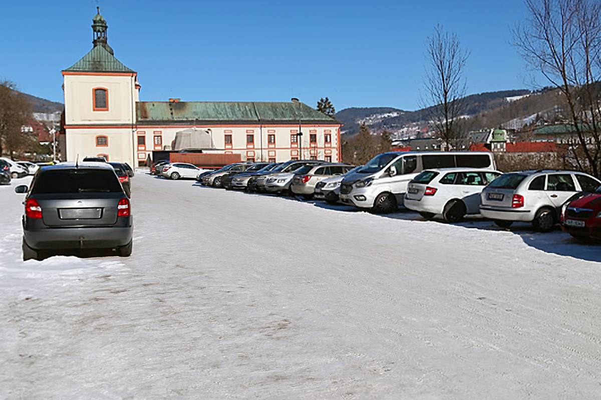 Vážení občané a návštěvníci,  od dnešního dne 12. ledna dochází k úplnému uzavření parkoviště u kláštera a také průjezdu přilehlou částí ulice Dobrovského. Důvodem je pokračování dalších fází celkové rekonstrukce této lokality. Cílem projektu je, aby v roce 2026 vzniklo moderní parkování, které bude odpovídat současným technickým i organizačním požadavkům. Současný stav – parkování na ledu, blátě a prachu – již nevyhovuje standardům. 🅿️ Možnosti parkování po dobu uzavírky:   Bezplatné parkoviště u Kulturního domu Střelnice (ul. Vančurova) – dostupné po celou dobu.   Parkoviště u kina Kartonka – zpoplatněno Po–Pá 7–17 hod. a So 7–12 hod.   První hodina zdarma   Každá další 10 Kč   Maximální denní sazba 60 Kč     Děkujeme za pochopení a ohleduplnost, zejména v tomto zimním období.
