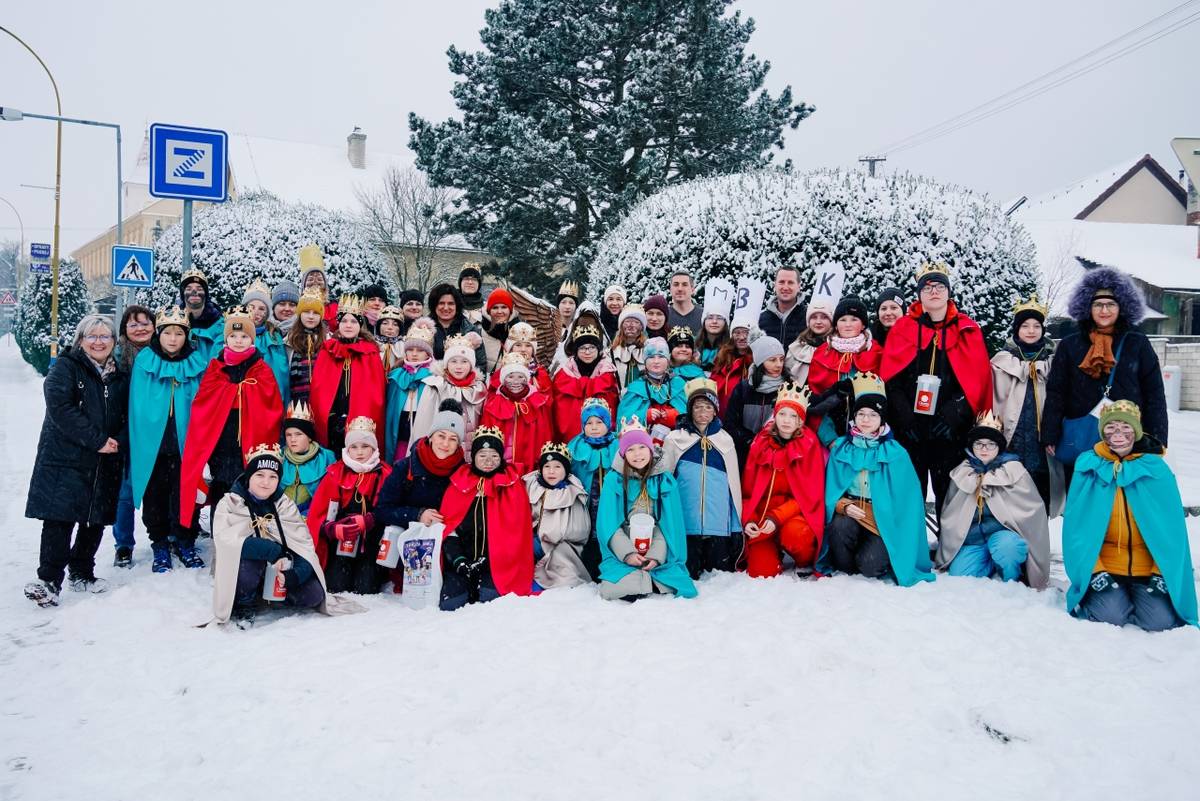 Tříkrálovou sbírku máme úspěšně za sebou. V krásném zimním počasí se do ulic a částí naší obce vydalo 13 dospělých dobrovolníků a 39 dětí = králů.  Všem velmi děkujeme!    Poděkování patří také vám lidem, kteří jste otevřeli koledníkům a přispěli do pokladniček i odměnili dětičky sladkým.  Vaše dary byly opět rekordní. CELKEM SE LETOS VYBRALO 89 630 KORUN !!!!!  Peníze budou předány Charitě Otrokovice a o jejich využití se můžete dočíst na jejich webu. Děkujeme!    FOTOGALERIE                  Tříkrálová sbírka je největší dobročinnou sbírkovou akcí v České republice. Do její organizace a průběhu koledování se každoročně zapojí více než 70 tisíc dobrovolníků, kteří do kasiček vyberou desítky milionů korun (v roce 2020 to bylo přes 130 milionů, za celou dobu existence sbírky už 1,5 miliardy korun).   Vykoledované peníze pomohou statisícům lidí v celé české republice. Jak Tříkrálová sbírka pomáhá ve vašem okolí se dozvíte také na našich stránkách.    Zamyslet se nad sebou, udělat dobrý skutek, otevřít svá srdce a nezištně podpořit ty, kteří potřebují naší pomoc. K tomu vybízí všechny lidi dobré vůle Tříkrálová sbírka, kterou Charita Otrokovice pořádala již mnoho let.     Tříkrálová sbírka je každoročně využívána na pomoc lidem u nás i v zahraničí a na rozvoj aktivit Charity. Podpořeny jsou projekty z celého spektra cílových skupin, kterým se Charita věnuje.     Celá Tříkrálová sbírka v sobě nese zvláštní kouzlo, které je umocněno skutečností, že koledníci vše dělají bezplatně a dobrovolně, navíc ve svém volném čase. Upřímné poděkování patří všem, kteří jste jakkoliv podpořili charitní dílo.  Děkujeme, že pomáháte s námi! Každá koruna pomáhá.    Jak pomáháme:  Jak Tříkrálová sbírka pomohla zlepšit zázemí pro podporu rodin    Pomohli jste seniorům a pečovatelskému personálu v otrokovické Charitě    Příběh Kristýny: Když solidarita otevírá cesty ke snům    TŘÍKRÁLOVÁ SBÍRKA V HALENKOVICÍCH PROBĚHNE v sobotu 10. ledna 2026 v dopoledních hodinách.