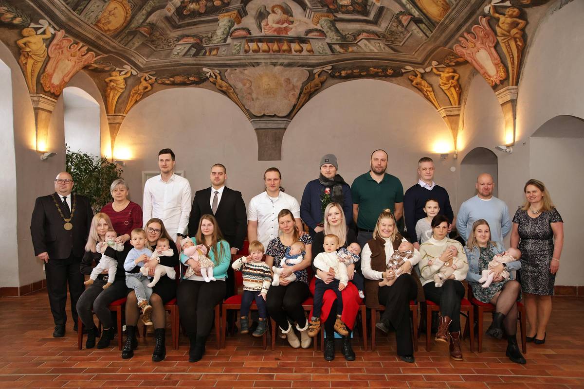 Vítání nově narozených dětí místostarostou Radimem Staňkem se uskutečnilo v pátek 9. ledna v refektáři Muzea fotografie a moderních obrazových médií. Obřad začal vystoupením dětí z mateřské školy Pod Kasárny. Hudební doprovod zajistila Julie Sýkorová. Mezi nové občánky města se zařadili Meda Dvořáková, Lukáš Grepl, Anna Hovorková, Matěj Chalupský, Sebastian Koplík, Justýna Pešková, Albert Přílepek a Mia Třešňáková.