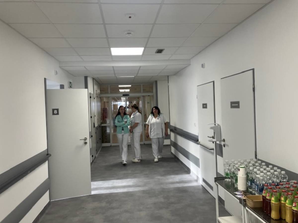 Nemocnice Havlíčkův Brod má od ledna 2026 status iktového centra pro péči o pacienty s cévní mozkovou příhodou. Specializované pracoviště funguje na neurologickém oddělení v hlavní lůžkové budově nemocnice, kam se oddělení vrací po rekonstrukci 16. ledna 2026. Špičková péče Pacientům je zde k dispozici nepřetržitá diagnostika, rychlá léčba včetně trombolýzy a trombektomie i časná rehabilitace.  Vždy jde o čas Vznik iktového centra znamená zásadní zlepšení dostupnosti specializované péče pro Havlíčkobrodsko i celý region Vysočiny. U pacientů s mrtvicí přitom hraje čas klíčovou roli – a právě rychlá dostupnost odborné péče může rozhodovat o dalším vývoji zdravotního stavu.