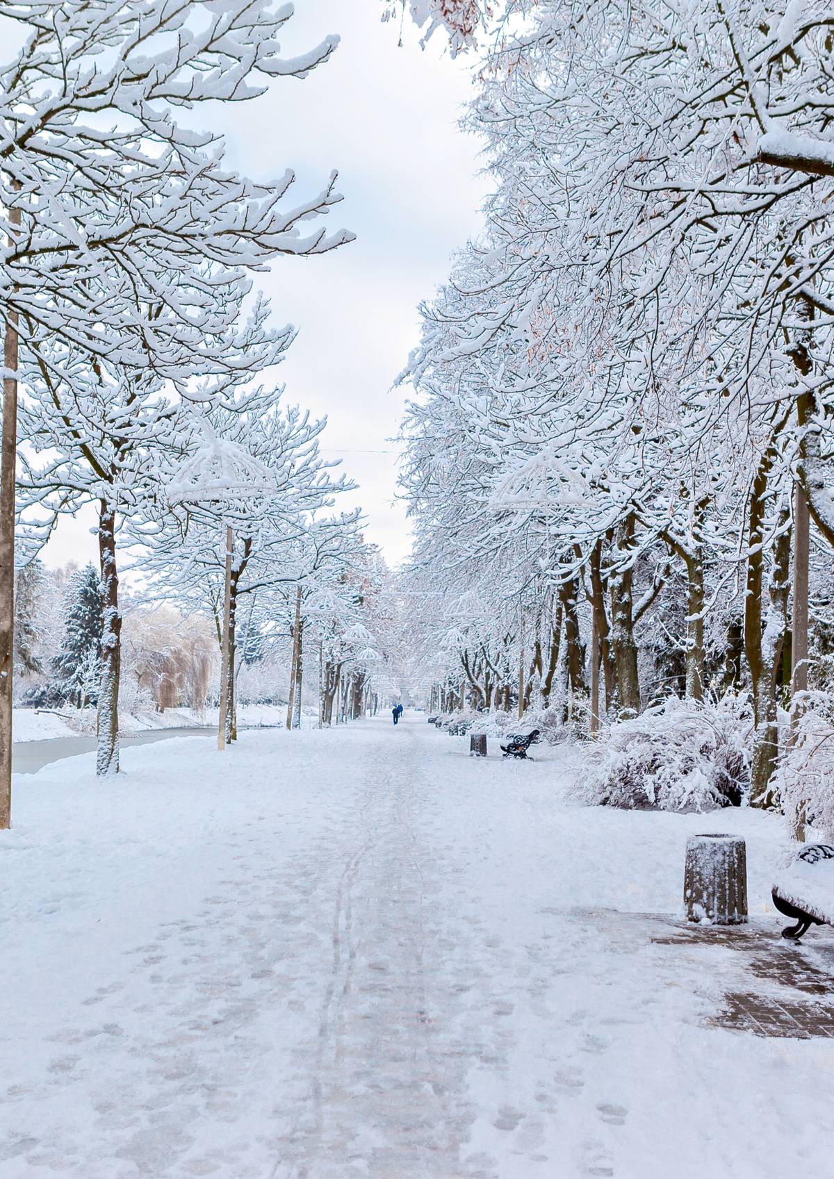 V souvislosti s oblevou upozorňujeme občany, aby dbali zvýšené opatrnosti. Ze střech budov může padat sníh a led, hrozí tak riziko úrazu. Prosíme buďte obezřetní při pohybu kolem domů.