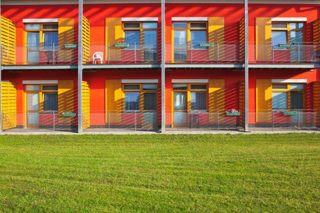 Budova Domova pro seniory v Kabelíkově ulici se dočká výrazné modernizace, která má zajistit příjemnější prostředí pro klienty i personál. Město Přerov reaguje na stále častější vlny veder a investuje do opatření, která sníží teplotu v interiéru a zvýší kvalitu poskytovaných služeb. Vedle připravované instalace klimatizace se nyní chystá montáž venkovních žaluzií. Rada města tento týden schválila uzavření smlouvy s odbornou firmou, město za zakázku zaplatí 2 529 437 korun včetně daně.                               Číst dál...