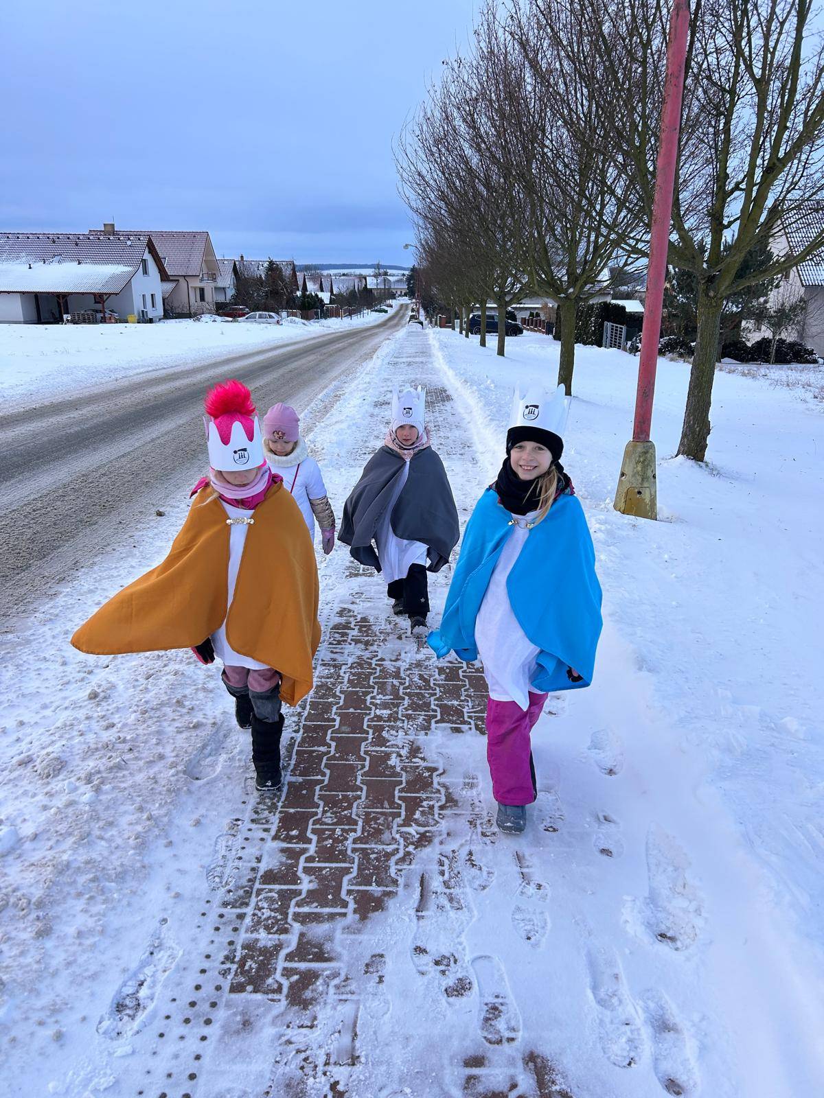 Děkujeme dětem i jejich dospělým průvodkyním Janě Mikešové a Petře Černé za nedělní koledování.