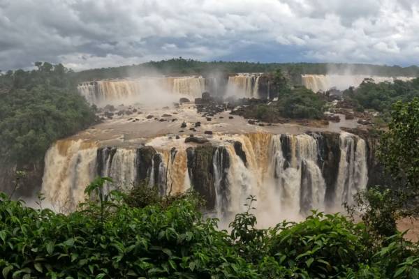 12.01.26 18.00  Nový rok je tu a s ním oblíbené Toulky za poznáním. Ty první letošní nás s cestovatelskou dvojicí Deny & Carol zavedou do Jižní Ameriky. Budou vyprávět 5-měsíčním putování Jižní Amerikou přes státy – Kolumbie, Ekvádor, Peru, Bolívie, Argentina, Paraguay, Uruguay a Brazílie.  Holky cestovatelky viděly krásné vodopády Iguazu, dva divy Světa...