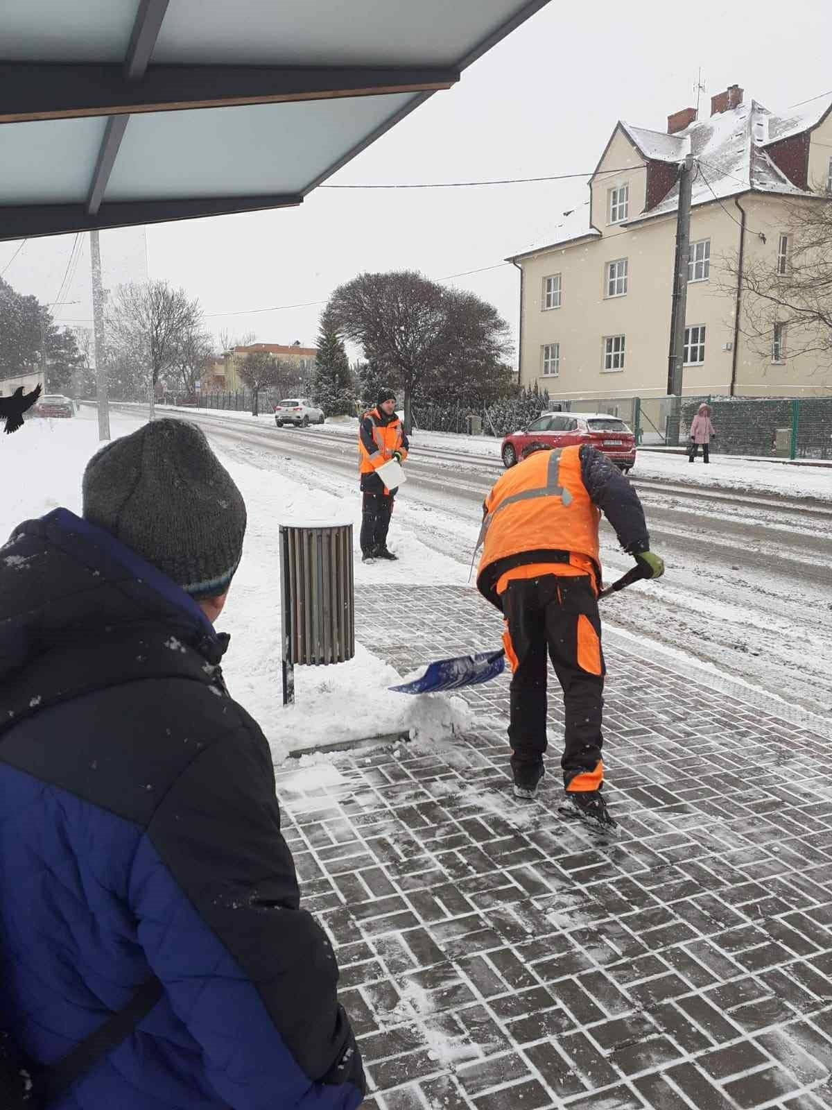 Technické služby jsou od brzkých ranních hodin v terénu a nepřetržitě pracují na zimní údržbě komunikací. Situaci řeší průběžně podle aktuálního vývoje počasí.   Na základě mimořádných události v dopravě může podle informací KODIS docházet ke zpožděním spojů.    🙏 Prosíme řidiče i chodce o zvýšenou opatrnost, přizpůsobení pohybu stavu vozovek a ohleduplnost.    📷 Přikládáme několik aktuálních fotografií z dnešního dne, které dokládají probíhající práce v terénu. Děkujeme za pochopení.   #hlucin #mestohlucin #technickesluzby #dopravnisituace #zimniudrzba