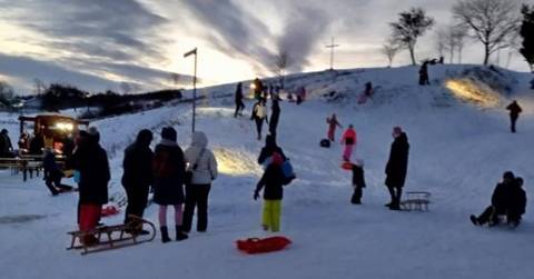 V sobotu 10.1.2026 sa uskutočnila ďalšia „večerná sánkovačka“ v Trebostove. Výbor Urbáru PS Trebostovo a členovia DHZ pripravili pre naše deti krásny zážitok. Na sánkovačku prišlo spolu so svojimi rodičmi veľa detí z našej obce a širokého okolia. Pre všetkých bolo pripravené teplé občerstvenie, guľáš, punč či čaj a detičky dostali aj malú sladkú odmenu. Keďže počasie akcii prialo, na svahu bolo počuť veľa detského smiechu a radosti. Atmosféra bola výborná, ako to už k takýmto radovánkam patrí.   čítať ďalej
