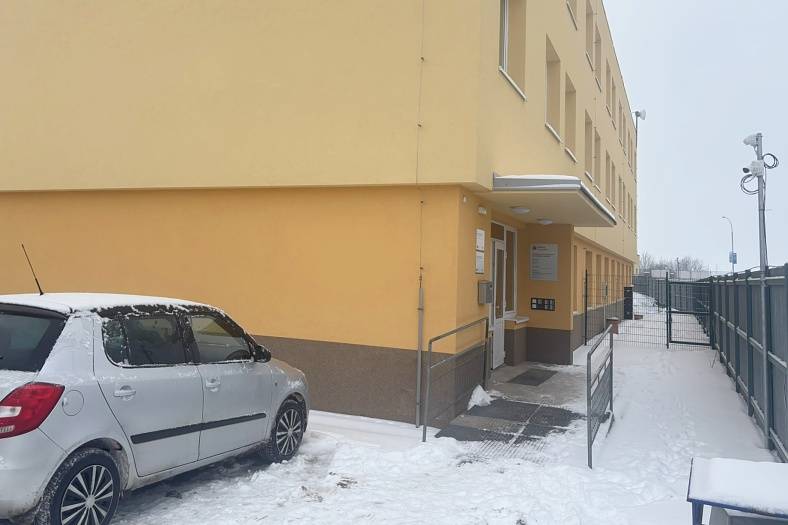 Projekt prostupného bydlení v Želetické ulici v Litoměřicích vstupuje do další fáze. Od ledna zde zahajuje provoz azylové bydlení pro muže, které pro město zajišťuje Charita Litoměřice. První tři klienti se do bytů v přízemí objektu nastěhují už během zítřka, další budou následovat v průběhu následujících týdnů.  Ředitelka Charity Litoměřice Petra Smetanová spolu s vedoucím střediska sociální prevence a humanitární pomoci Jakubem Ružbatským dnes s vybavenými a připravenými prostory seznámili starostu Radka Löwyho a vedoucí odboru sociálních věcí a zdravotnictví Renátu Jurkovou. Představili jim také režim fungování služby. „Celková kapacita azylového bydlení je dvanáct osob. Klienti budou ubytováni ve dvou až třílůžkových menších bytech se základním vybavením. Prostory jsou bezbariérové a přizpůsobené osobám s omezenou mobilitou,“ popsala Petra Smetanová. Služba je úzce propojena se střediskem sociální prevence a humanitární pomoci, které Charita Litoměřice provozuje v ulici Marie Pomocné.   „Součástí služby azylového bydlení bude nepřetržitá přítomnost pracovníka v sociálních službách, který bude dohlížet na dodržování stanovených pravidel. Pravidelně zde bude působit také sociální pracovník,“ doplnil Jakub Ružbatský. Klienti za bydlení v azylu zaplatí 195 korun na den, měsíčně zhruba šest tisíc korun. Město Litoměřice provoz azylového bydlení finančně podpoří prostřednictvím programu sociálních služeb.  Součástí projektu prostupného bydlení, které vzniklo po kompletní rekonstrukci bývalé želetické ubytovny, je dále sociální bydlení. Jedná se o celkem šest bytů v prvním patře objektu, jejichž provoz zajišťuje město Litoměřice prostřednictvím odboru sociálních věcí a zdravotnictví. Všechny byty jsou aktuálně obsazené. „Bydlení je určeno lidem v bytové nouzi nebo těm, kteří jsou její ztrátou bezprostředně ohroženi. Všichni nájemníci zároveň musí plnit podmínky stanovené dotací. „S klienty intenzivně pracuje sociální pracovnice města, jejímž cílem je podpořit je v postupném osamostatnění. Nájemní smlouvy jsou časově omezeny na maximálně tři roky, poté si nájemníci hledají standardní bydlení,“ popsala vedoucí odboru sociálních věcí a zdravotnictví Renáta Jurková. Takzvané startovací byty situované ve druhém patře budovy spadají pod odbor nemovité správy majetku města a v současné době jsou postupně obsazovány. Kapacita je tu však stále volná. Zájemci o pronájem této formy bydlení musí splňovat stanovené podmínky pro přidělení. Podrobnosti jsou zveřejněny na tomto odkazu.  {gallery}02026/azyl{/gallery}