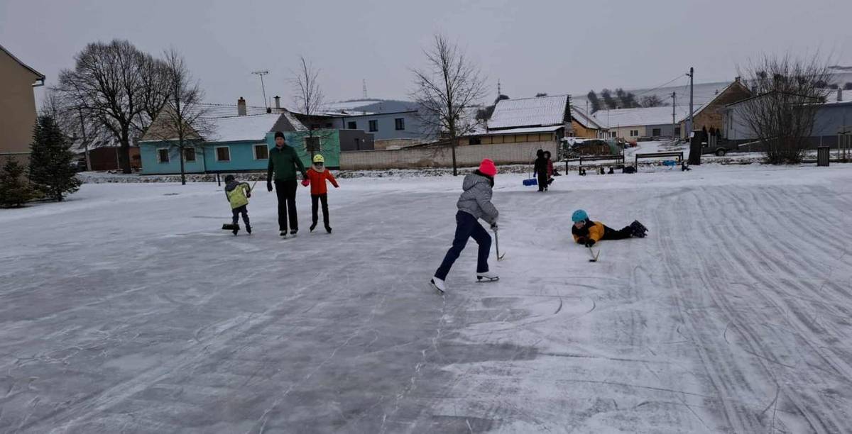 Tak kdo má brusle a chuť bruslit může dorazit.
