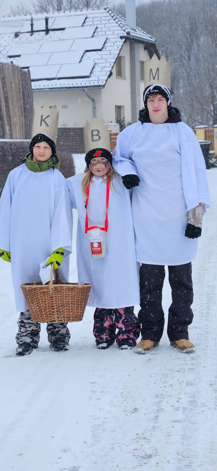 Na pomoc potřebným se letos v naší obci podařilo v rámci Tříkrálové sbírky vybrat krásných 44 044 Kč 🫅💰. Děkujeme koledníkům, jejich doprovodu, organizátorům sbírky a především všem, kteří do kasiček přispěli 😊🙏. Pokud jste nebyli doma v době, kdy koledníci obcí procházeli, a chtěli byste na charitu přispět, můžete darovat libovolnou částku prostřednictvím přiloženého QR kódu (číslo bankovního účtu 66008822/0800, variabilní symbol 7779660030) nebo pomocí DMS 📱 Více informací k možnostem on-line příspěvku 👉 https://www.trikralovasbirka.cz/o-sbirce/jak-prispet/#258