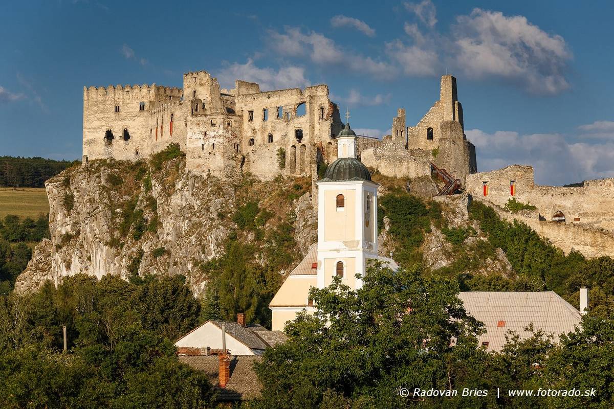V novom roku 2026 má naša obec o 3 obyvateľov menej, ako tomu bolo na začiatku minulého roka. K 31.12.2024 mala obec Beckov 1467 obyvateľov, k 31.12.2025 má 1464 obyvateľov. Do našej obce sa prisťahovalo 35 obyvateľov. V roku 2025 zomrelo 22 občanov našej obce. Narodilo sa 16 detí z toho 11 dievčat a 5 chlapci. Narodili sa: Jasmína, Lukáš, Victoria, Linda, Klára, Vanessa, Michaela, Simona, Emily, Leo, Sabína, Krištof, Pavol, Chiara a Teodor. V našej obci uzavrelo manželstvo 9 párov, z toho 4 sobáše uzavreli občania Beckova. 5 sobášov bolo  civilných a 4 cirkevné.
