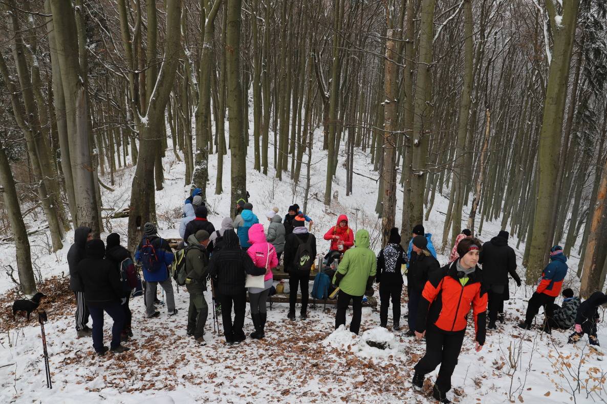 Ďaleko v kopcoch, vysoko v horách, nad starosťami všedného dňa, v kruhu priateľov: Nový rok na Sokolom kameni ako každý rok!